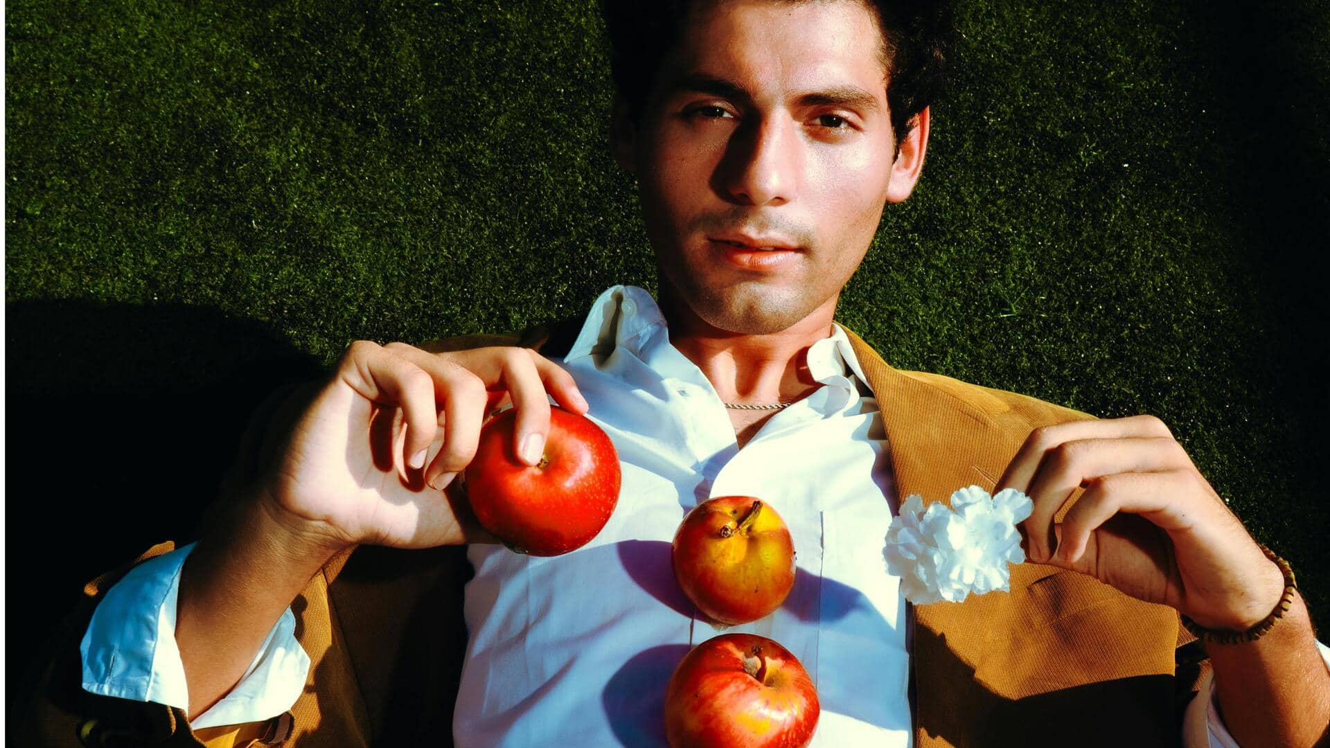 日本の秋ファッションを彩るオーカー色