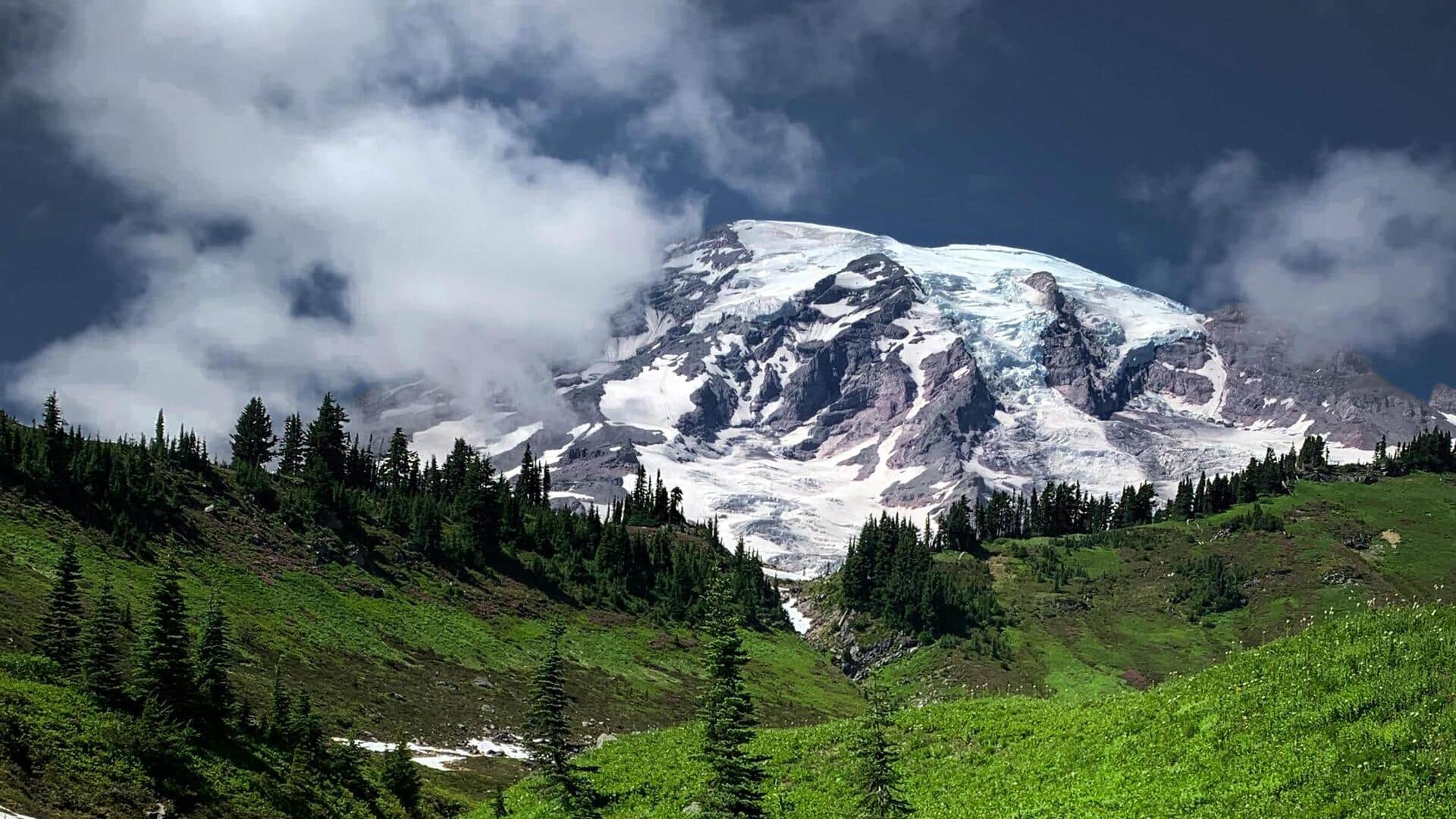 カスケード山脈の静かな自然ハイキングコース