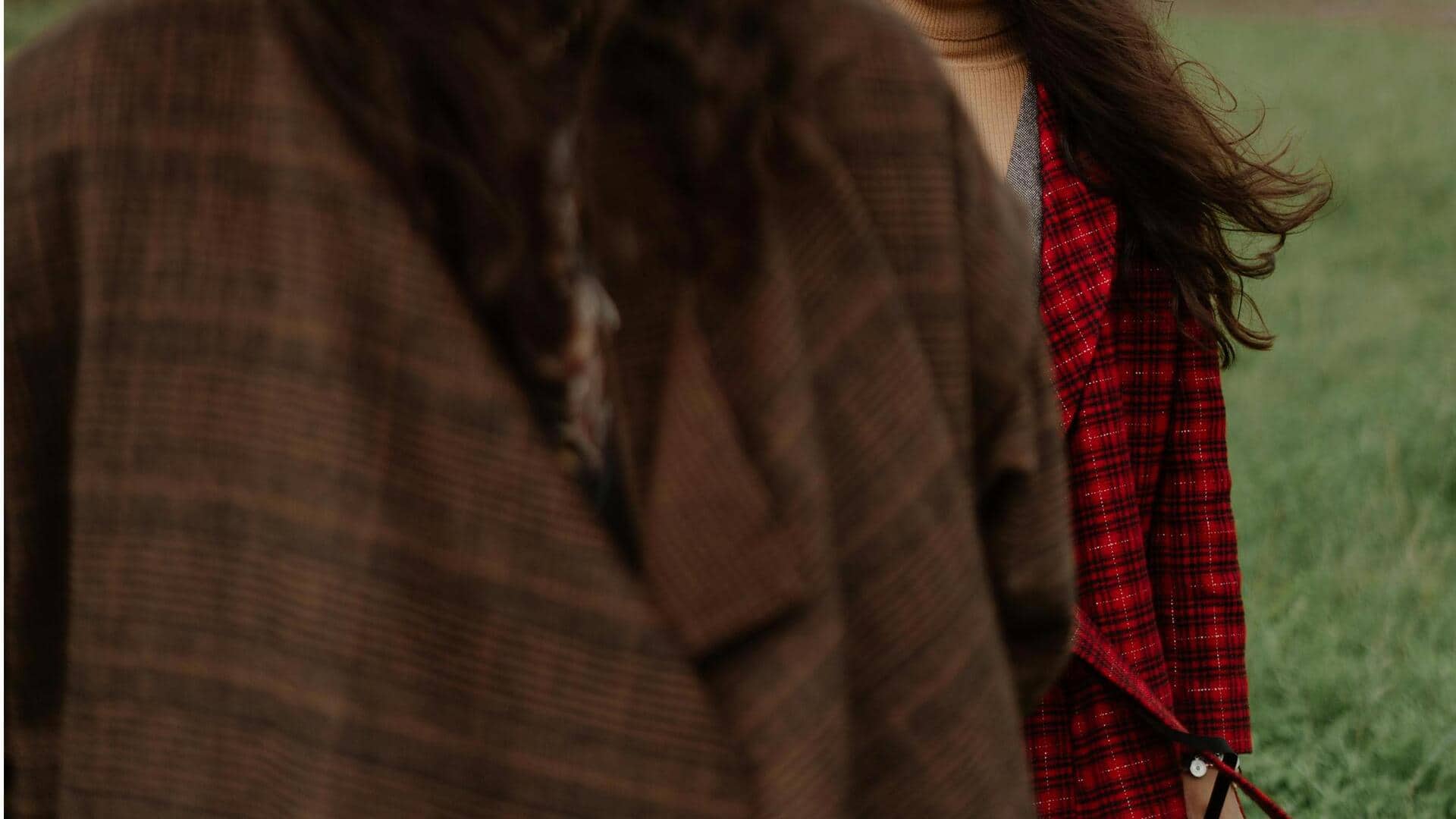 チェック柄ピーコートで冬のトレンドを楽しむ