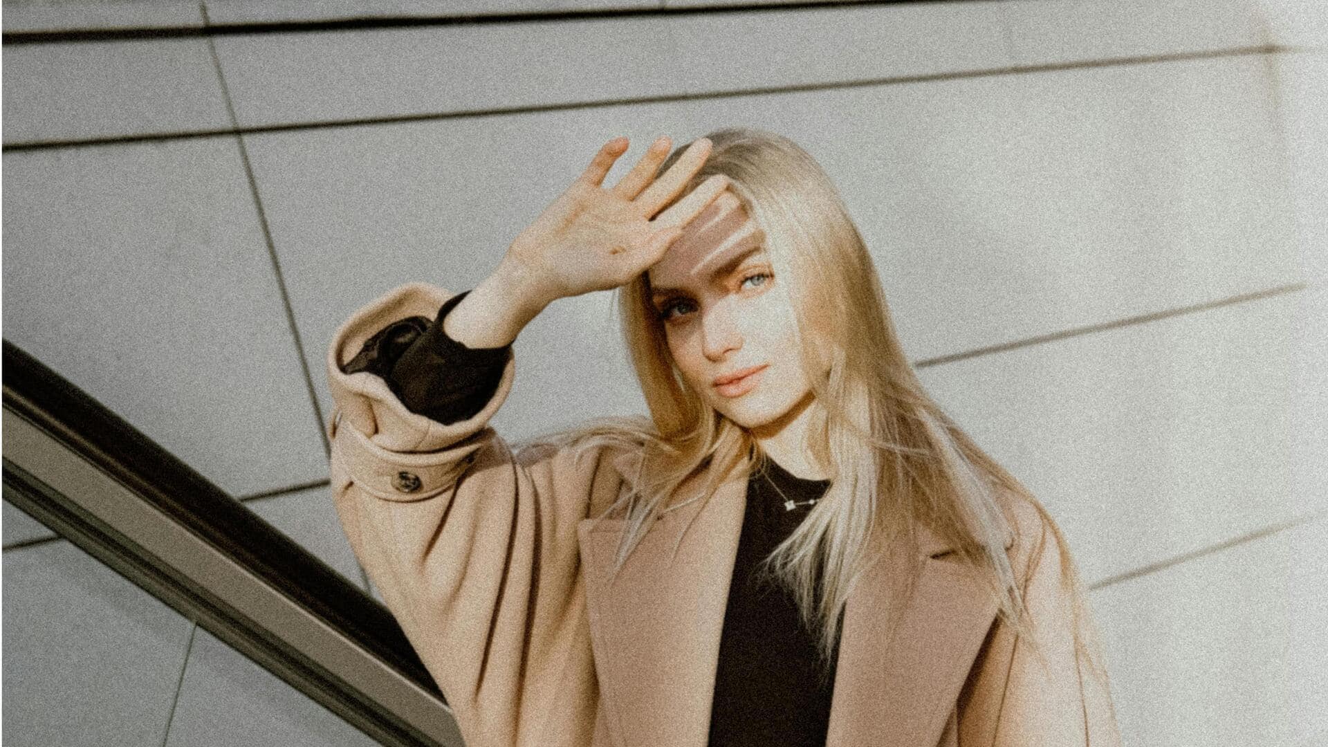 日本の冬ファッションにおけるモノクロームの力