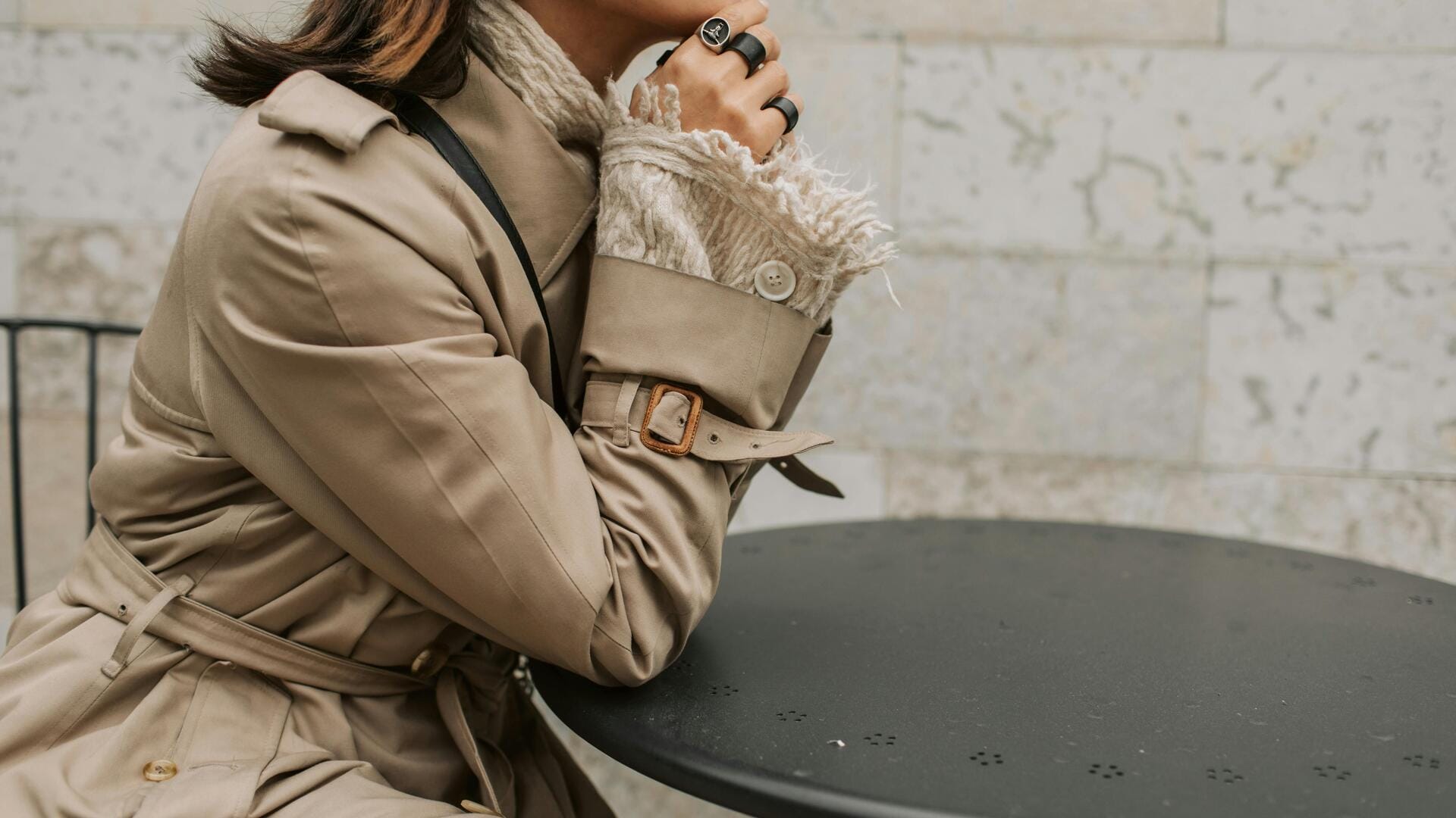 日本の冬のオフィスビジネスカジュアルで暖かいトーンを取り入れる