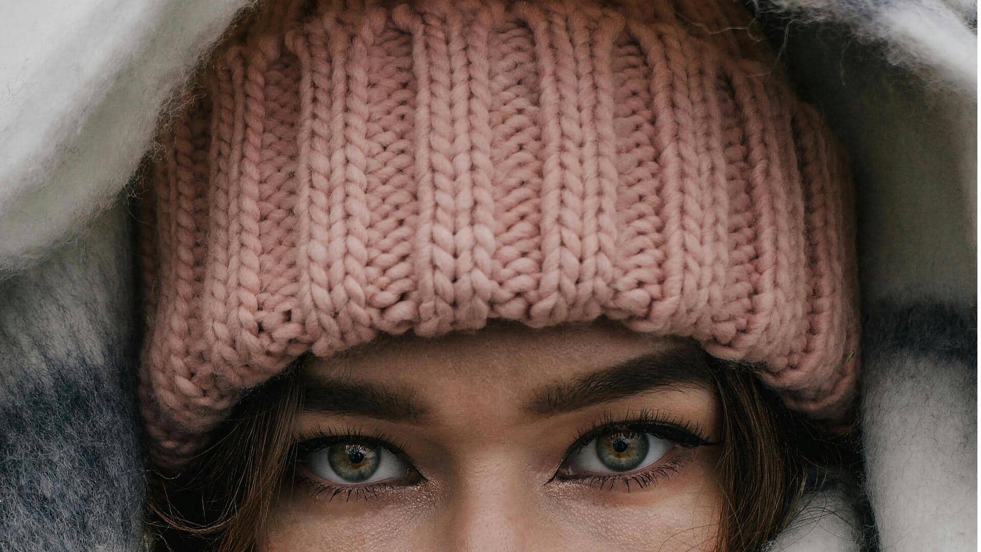 日本の冬のストリートに映えるテクスチャードハット