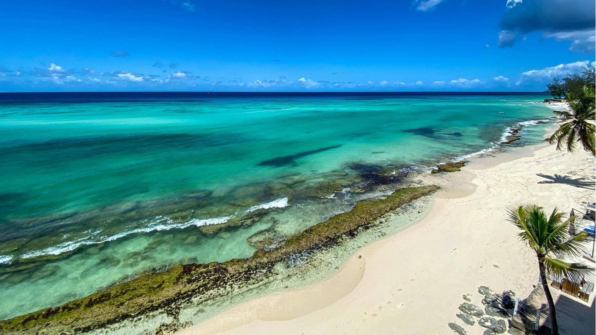 カリブ海の静かなビーチでの休暇