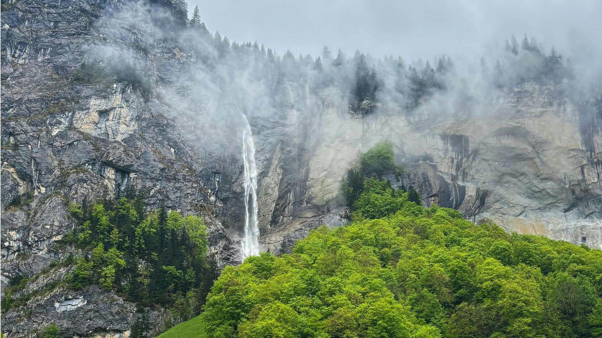 スイスのベルナーオーバーランド：訪れるべき五つの壮大な山岳滝