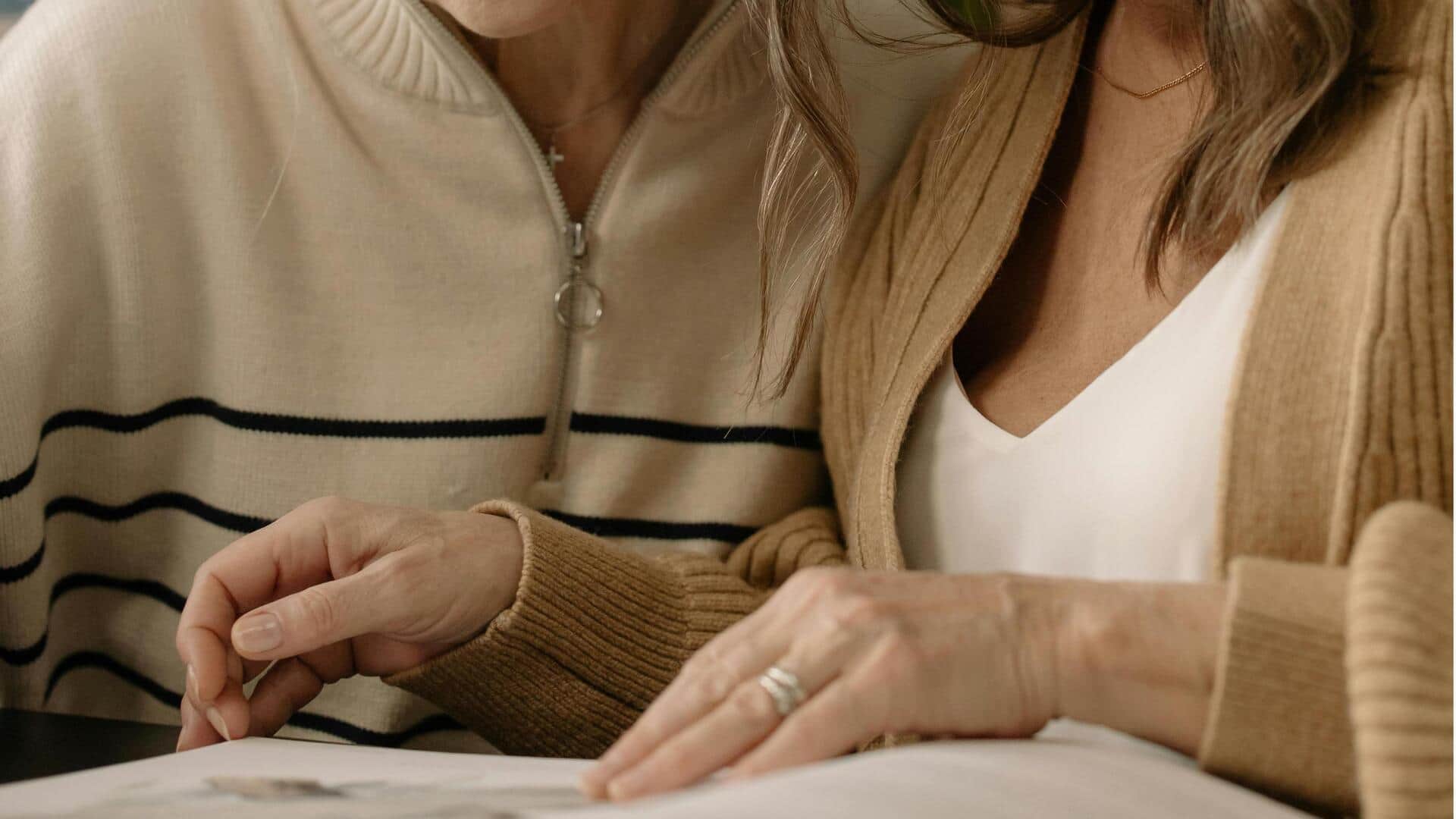 リブ編みジップアップニットトップスのミニマルスタイリング法