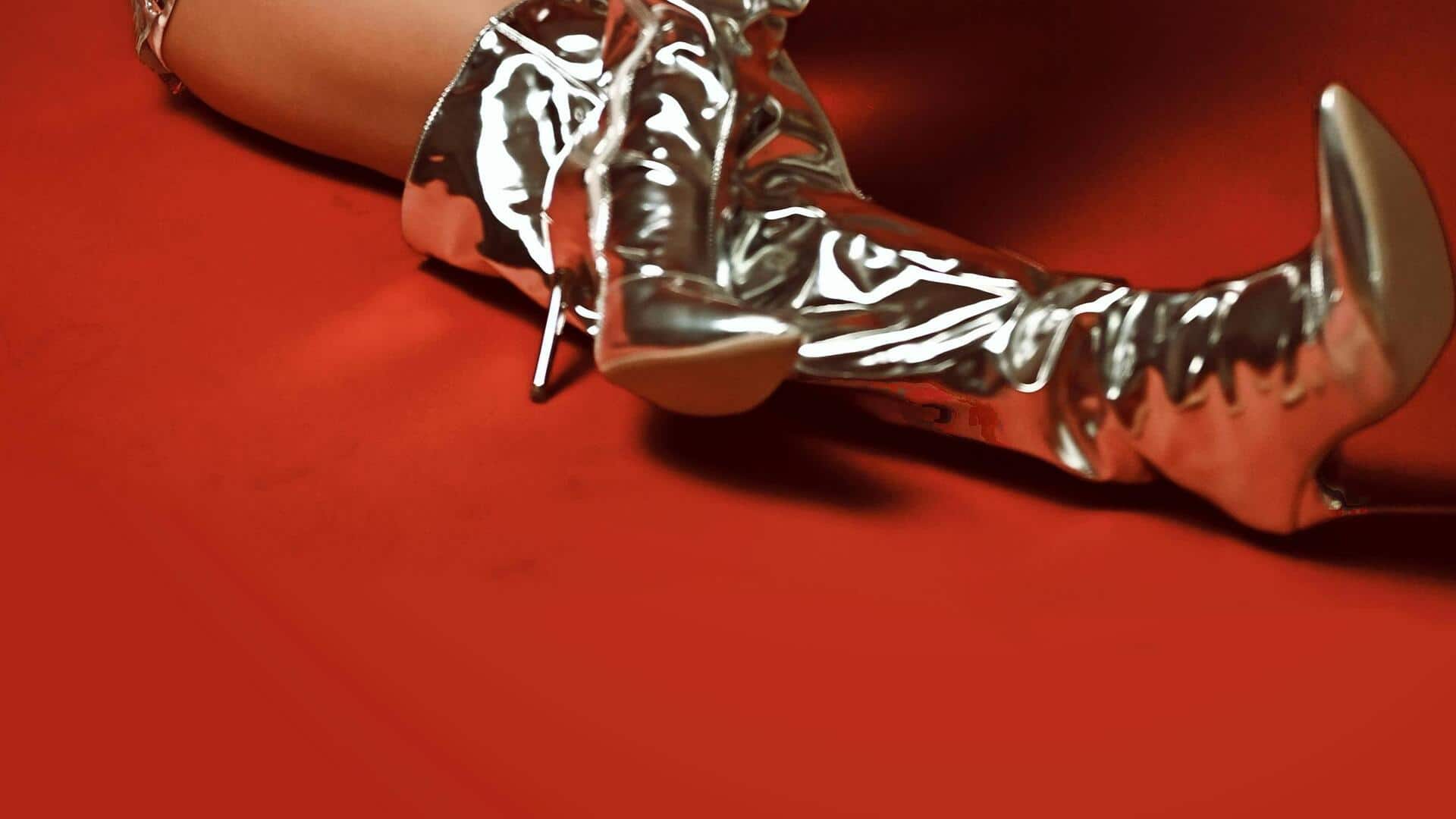 メタリックブーツで冬の都市ファッションを格上げ