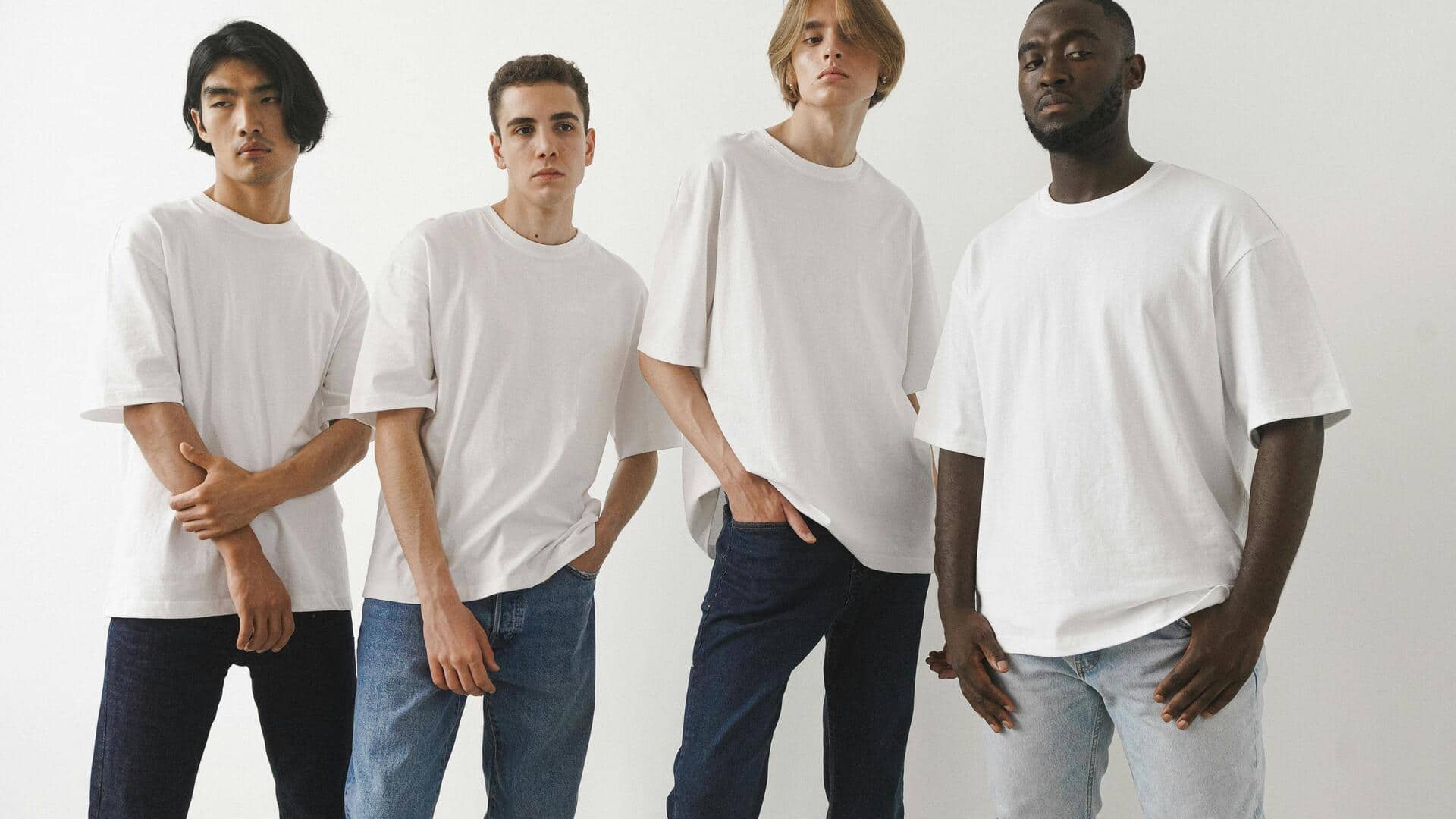 白いTシャツをユニークにスタイリングする5の方法 白いTシャツをユニークにスタイリングする5の方法