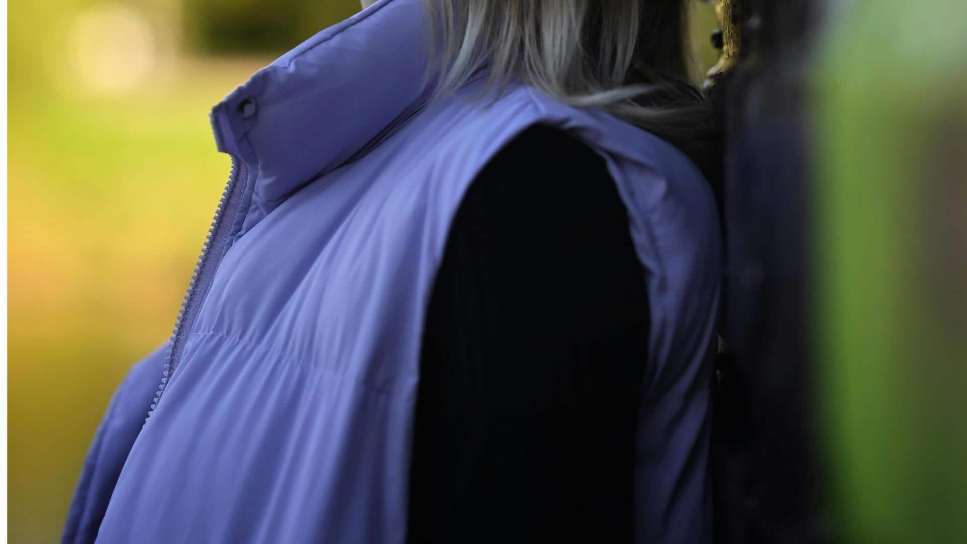 パステルカラーのダウンベストで冬のレイヤリングを楽しむ