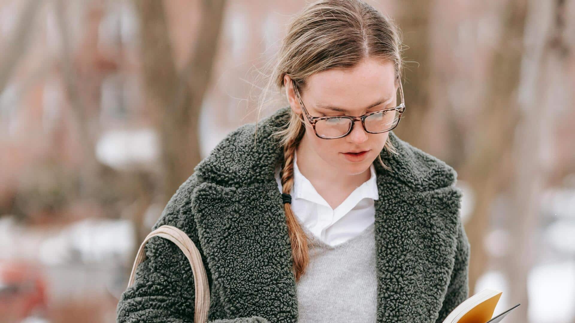 冬のストリートスタイルを彩るデュオトーンニットレイヤリング