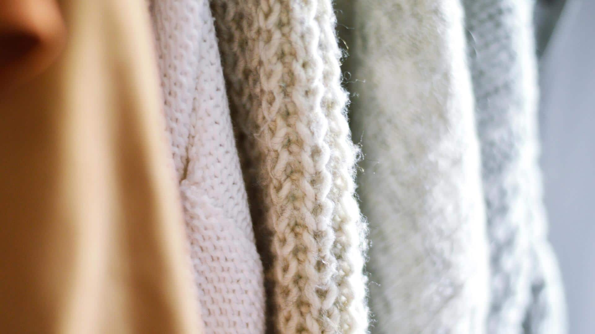 オーバーサイズのブラシモヘアセーターで冬のスタイルを楽しむ