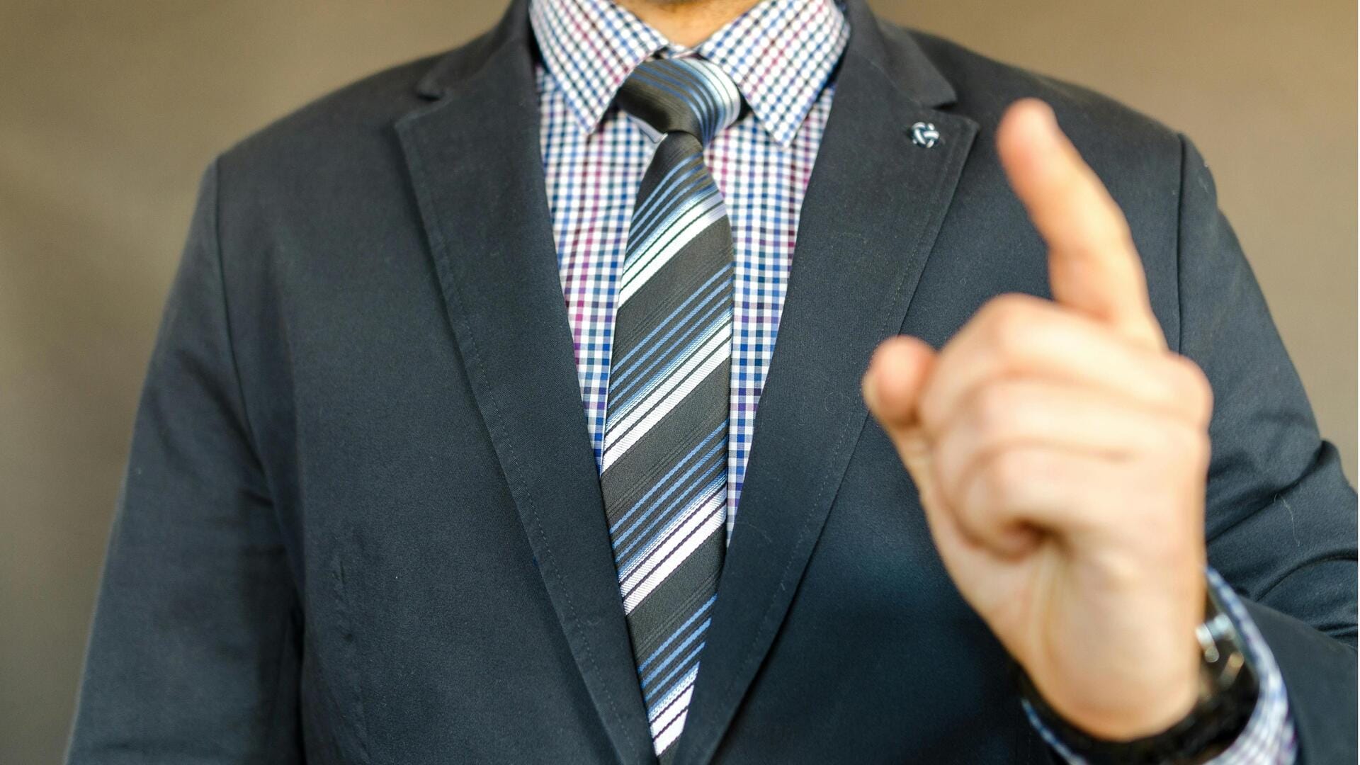 冴えない冬のオフィス服に色とりどりなネクタイを