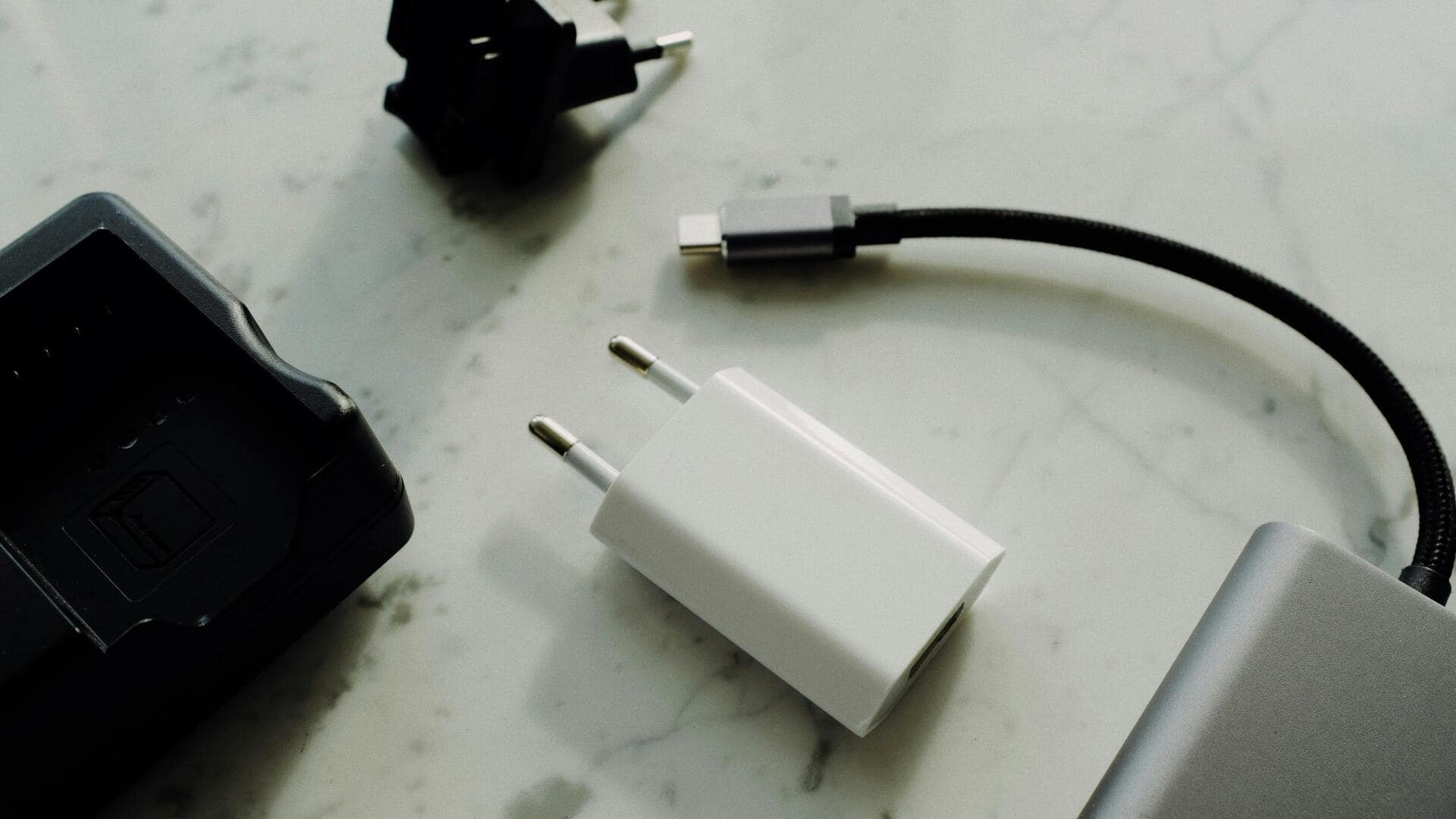 偽物の電源アダプターを見分ける方法