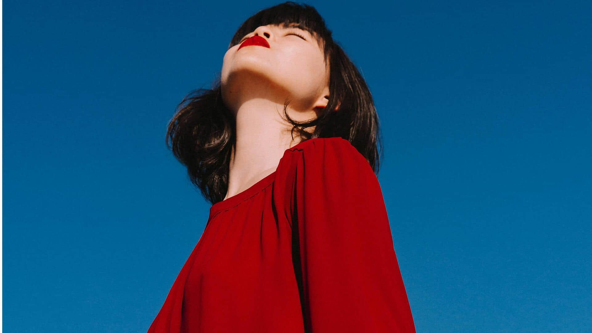 春のワードローブを彩る鮮やかなブラウス