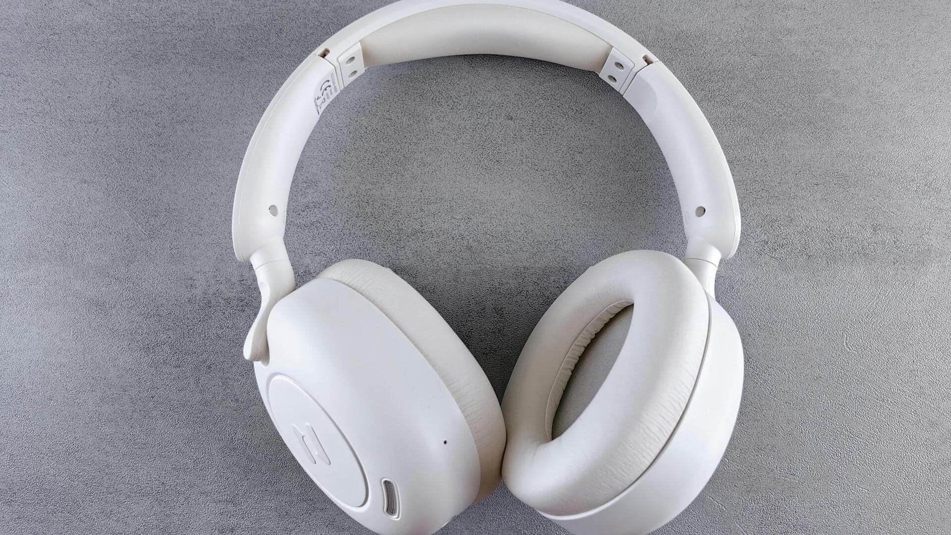 リモート会議を向上させる日本のノイズキャンセリングヘッドフォンの技