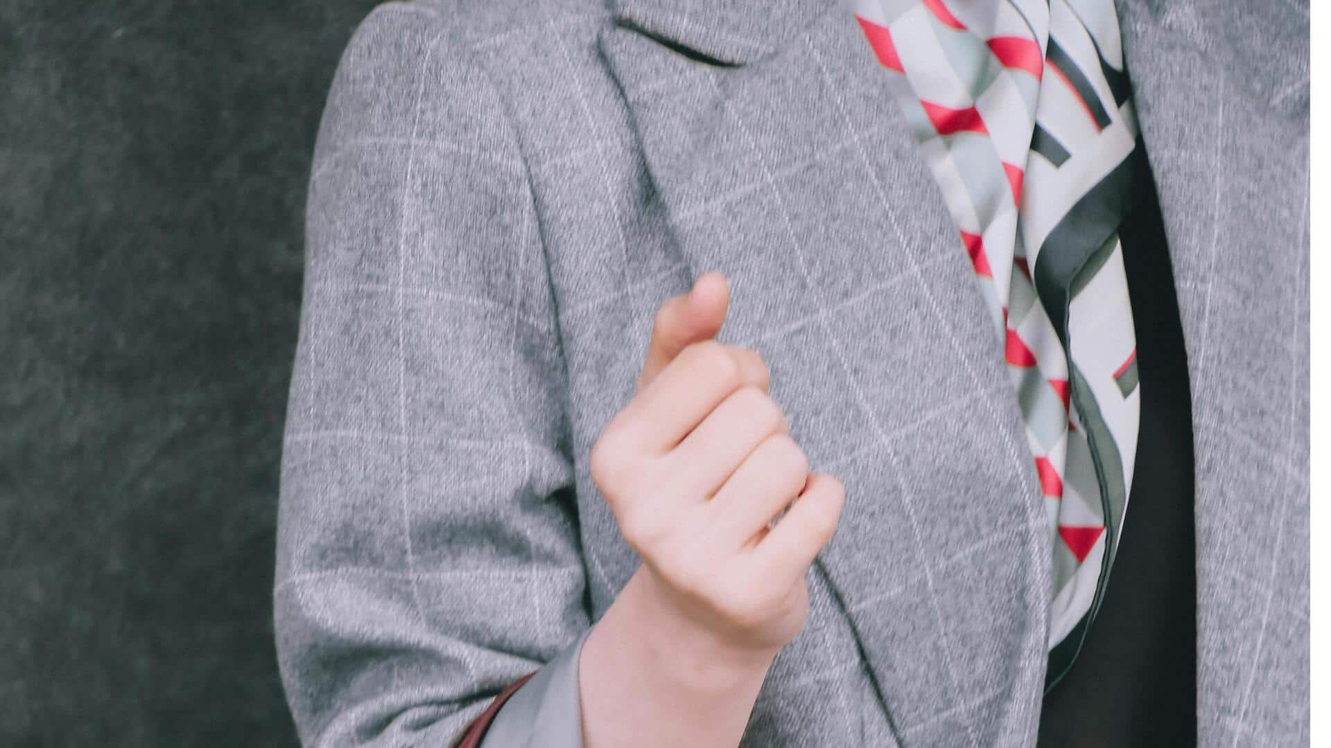 冬のオフィスファッションでパターンミックスを楽しむ