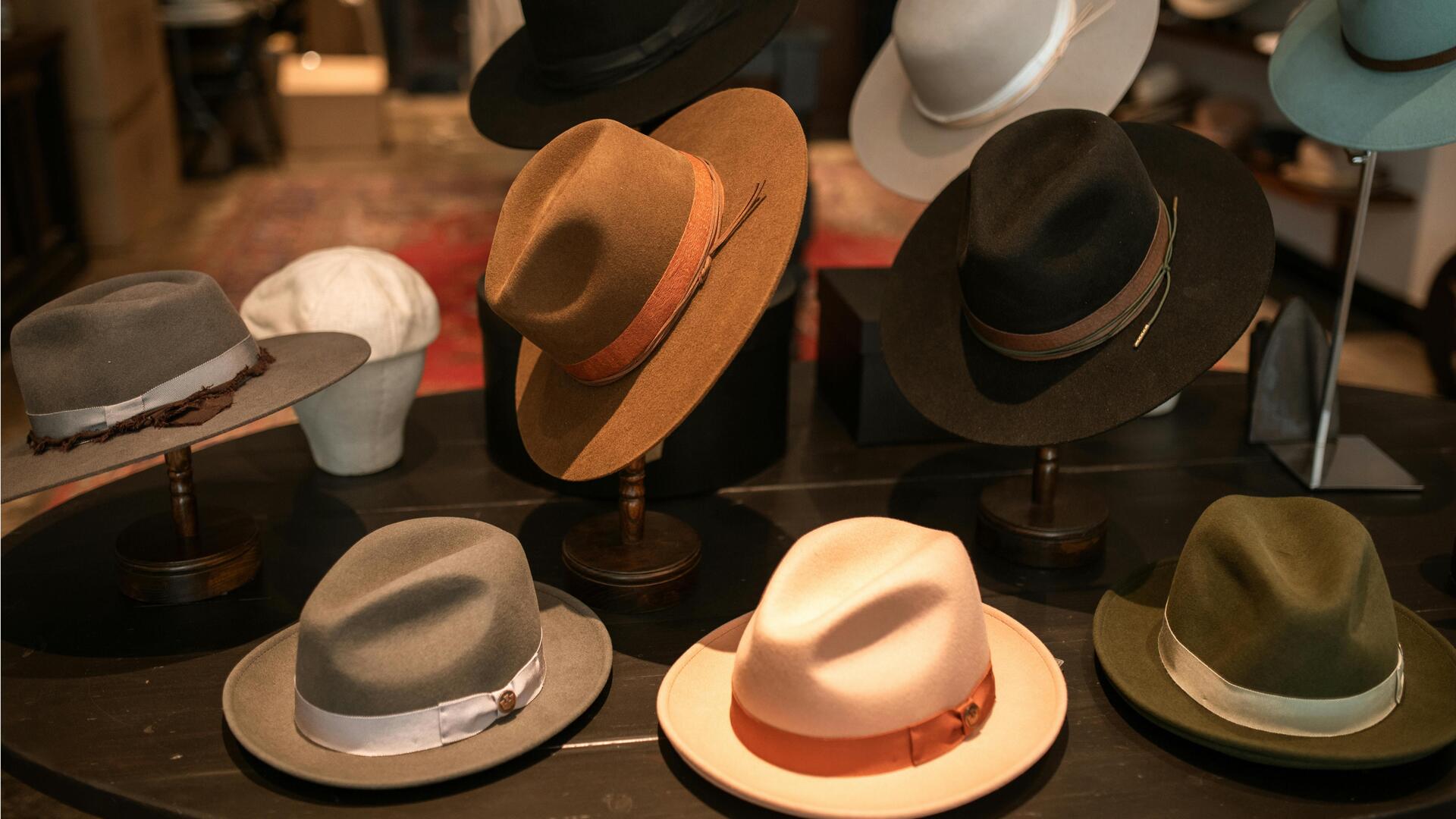 春のファッション：ワイドブリムハットの魅力