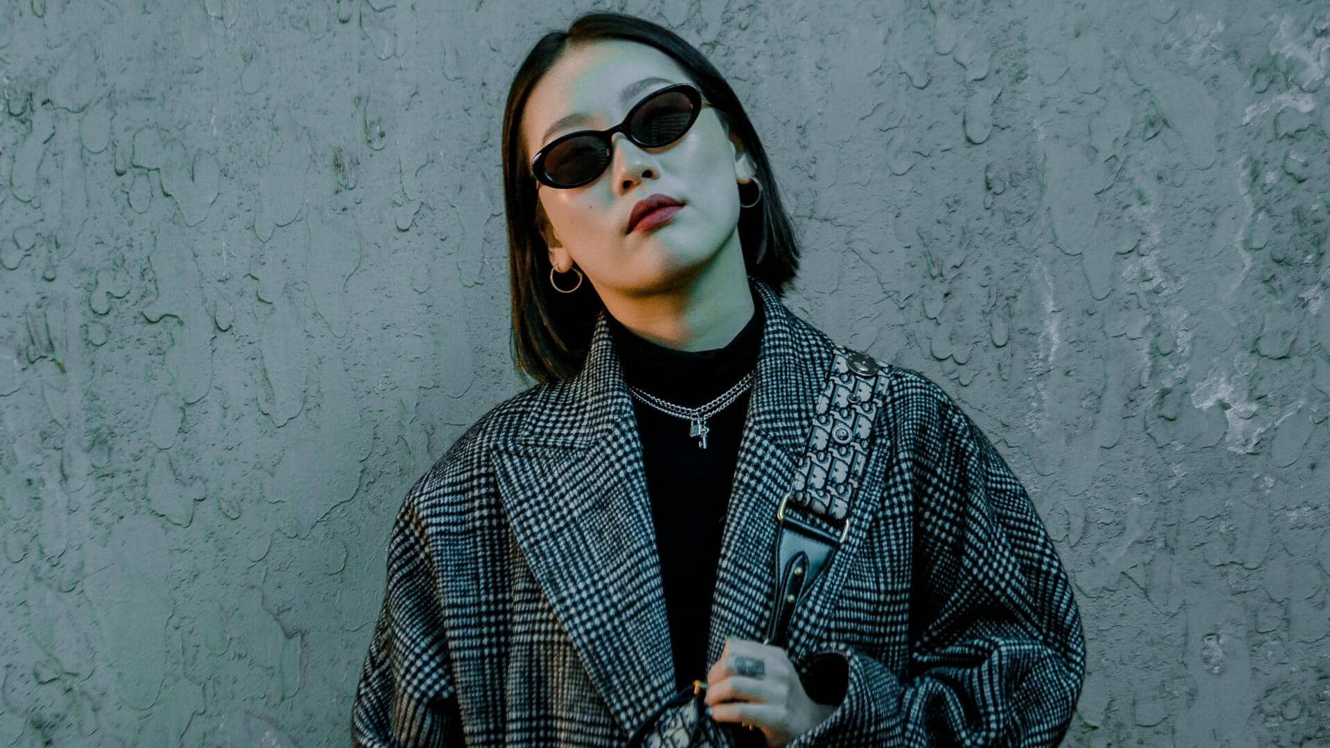 冬のミニマリストファッションを再定義する5つのアッシュ・トープシェード