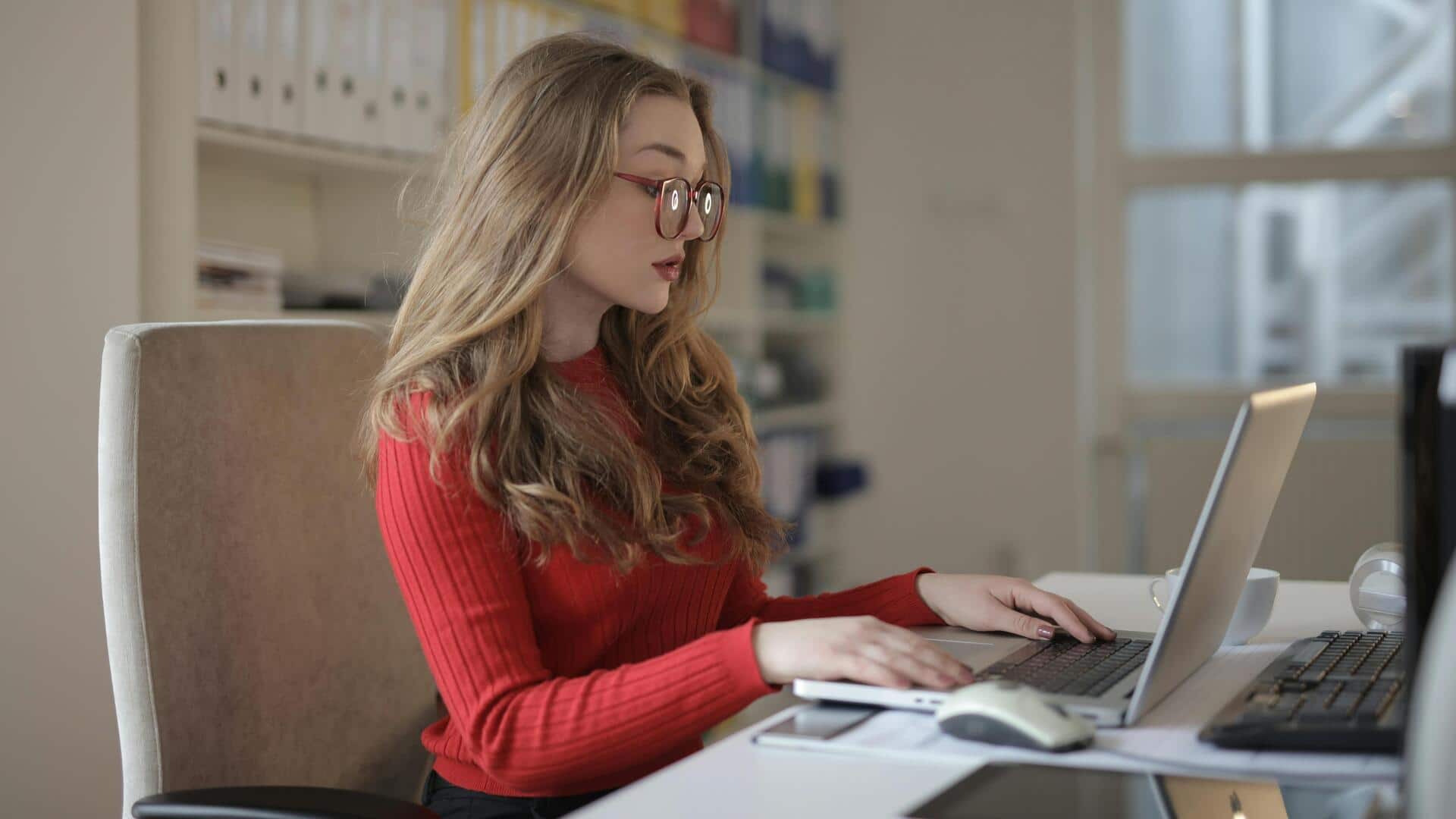 冬のファッションに活気を与えるシックな赤色パレット