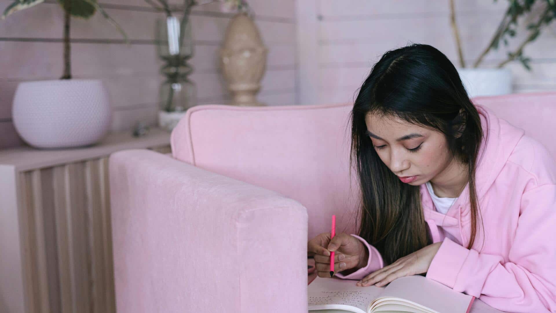 冬のファッションに再定義されたダスティーピンクの魅力