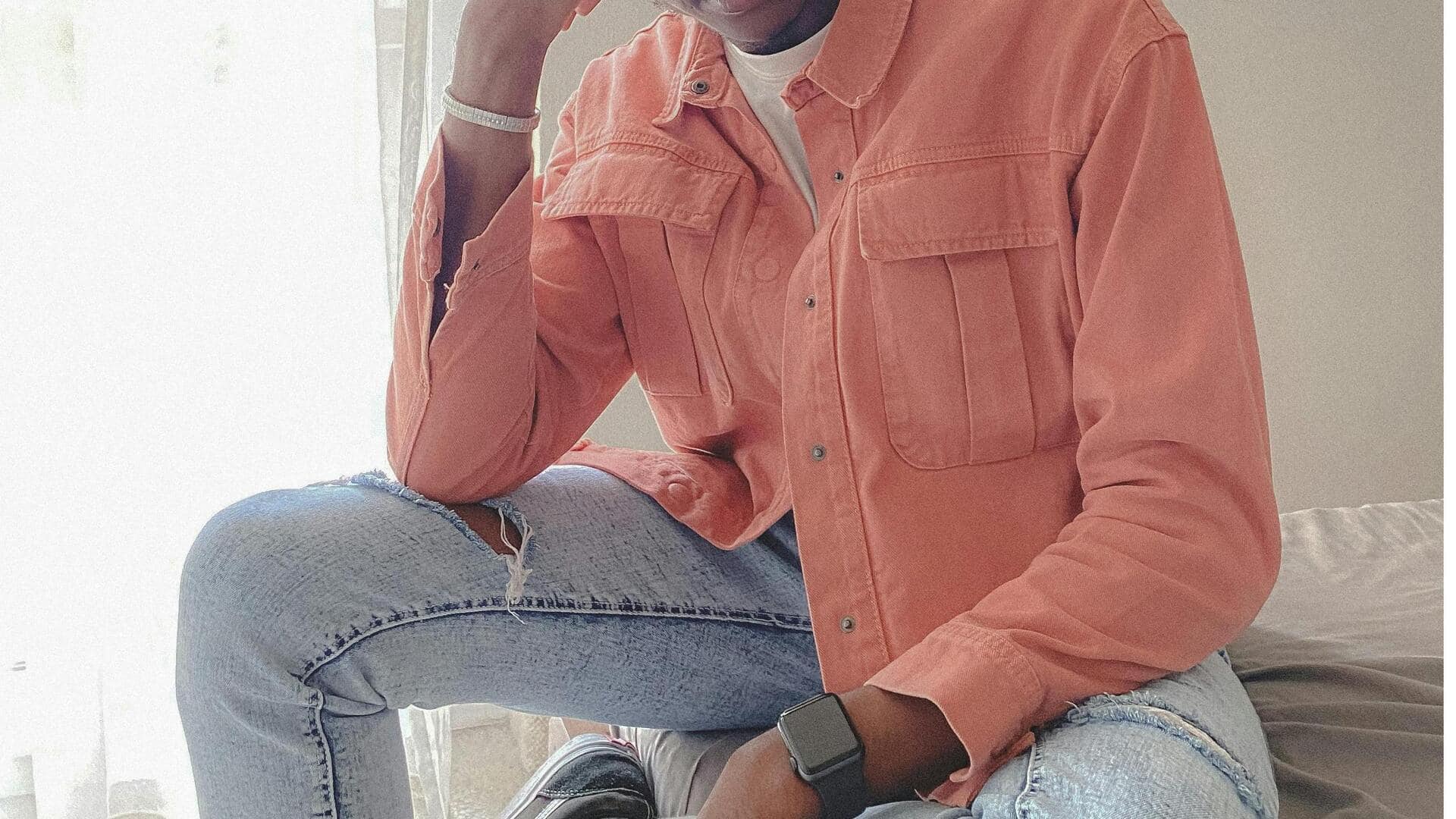 ブラッシュドツイルオーバーシャツで冬のスタイルを楽しむ