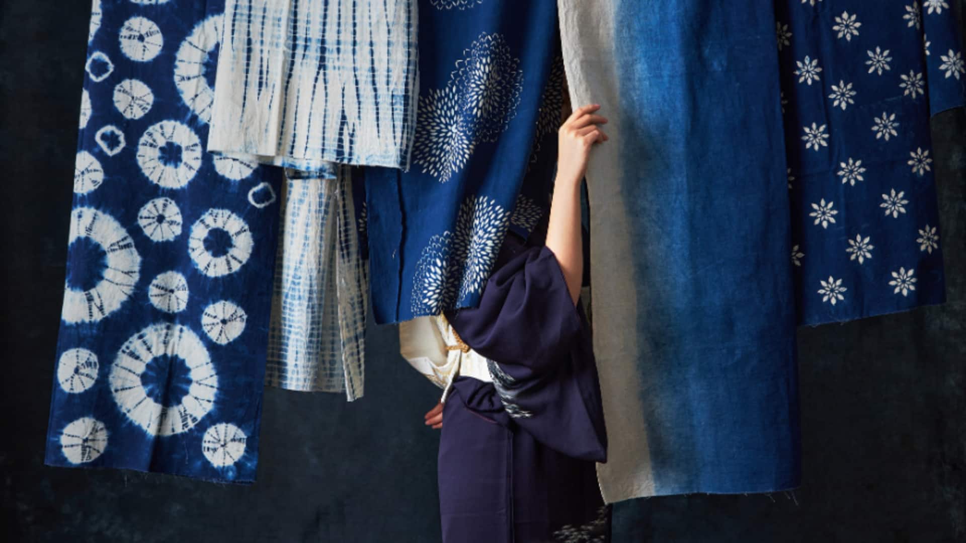 冬のファッションと日本の伝統織り模様