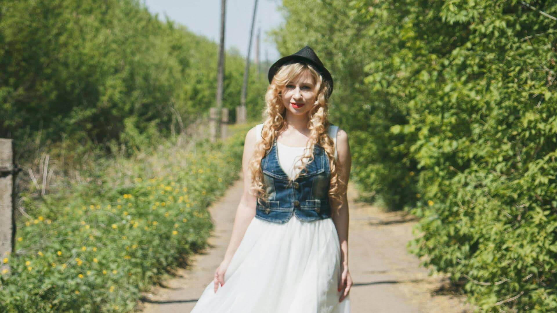 デニムベスト：秋の万能スタイルに最適なレイヤー