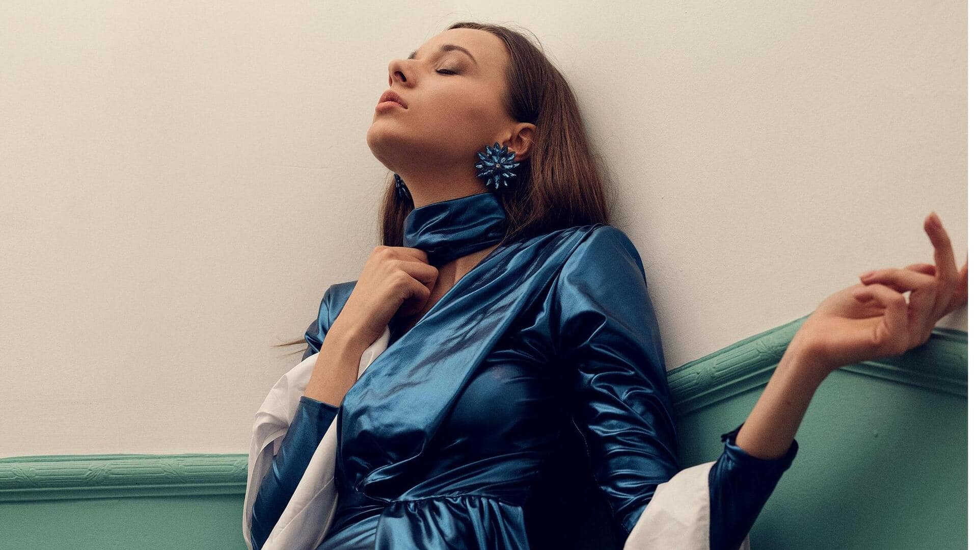 サテンシャツドレスで冬のエレガンスを