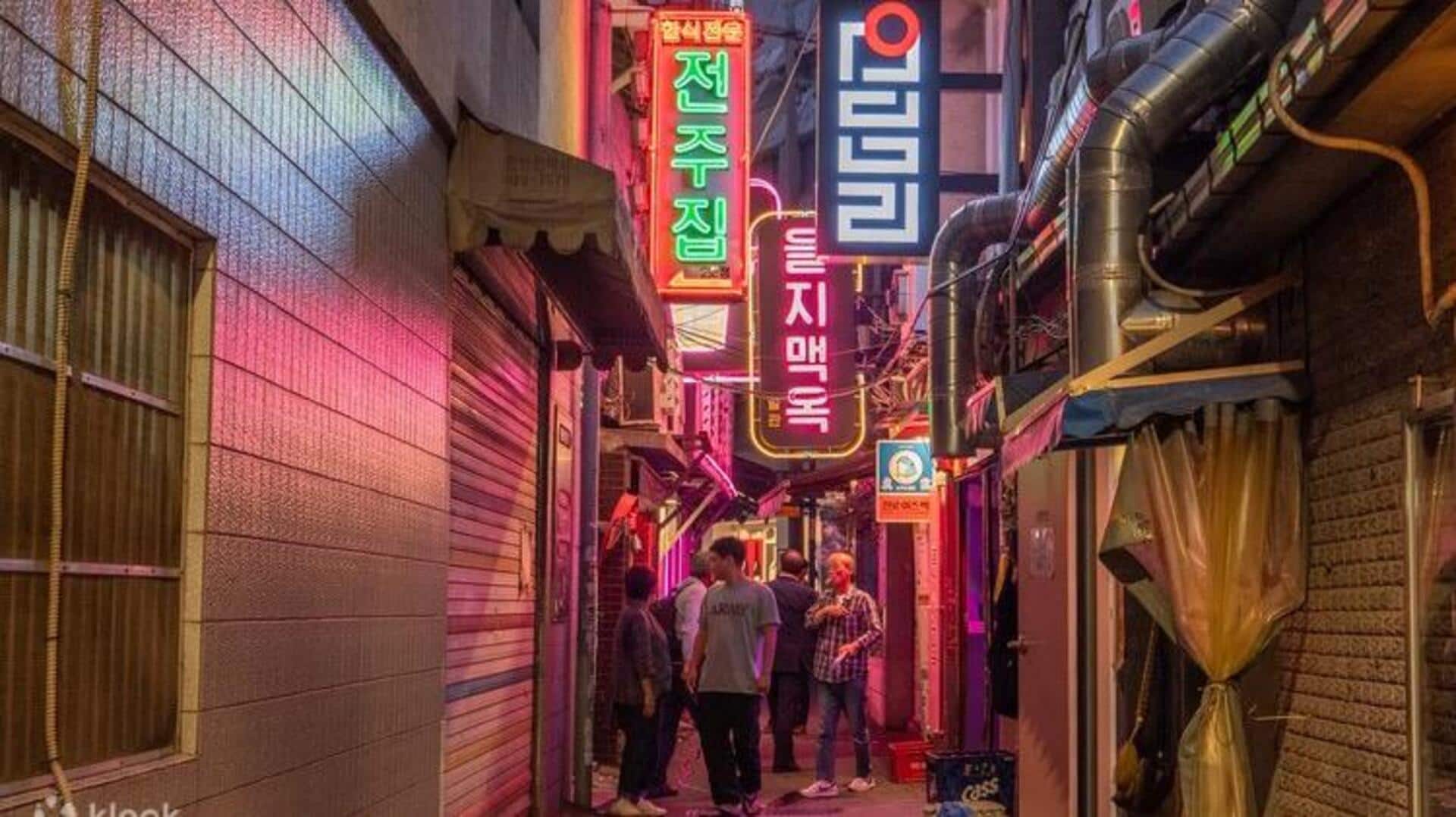ソウルの夜を彩るストリートフードと賑やかな路地
