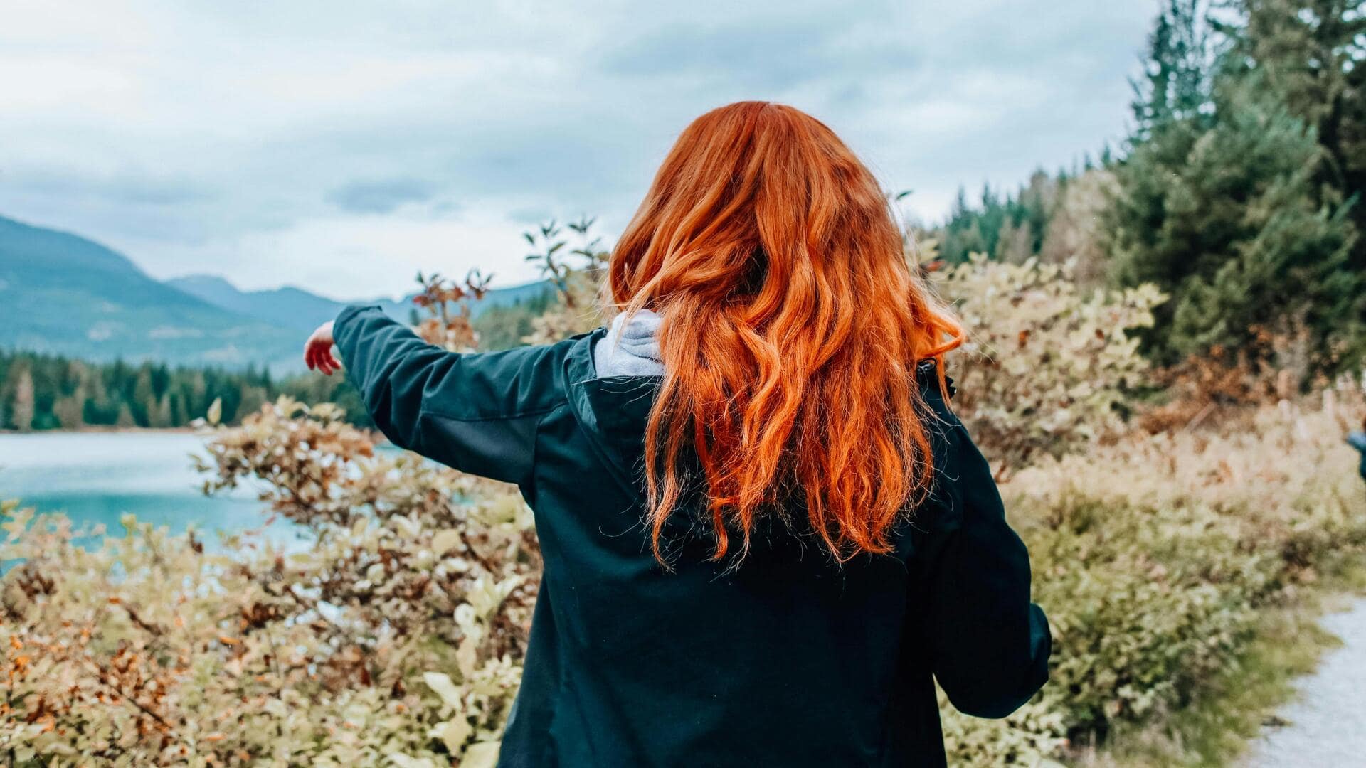 深い緑のアウターと冬の組み合わせ5選