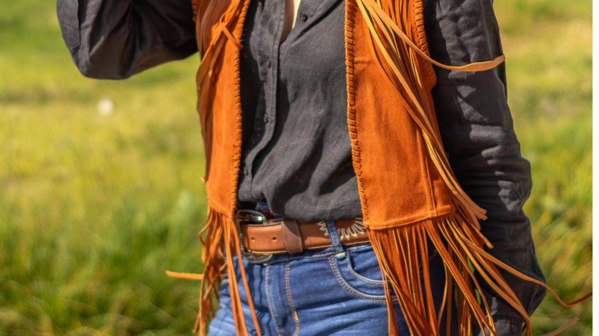 フリンジベストで冬のストリートスタイルを格上げ