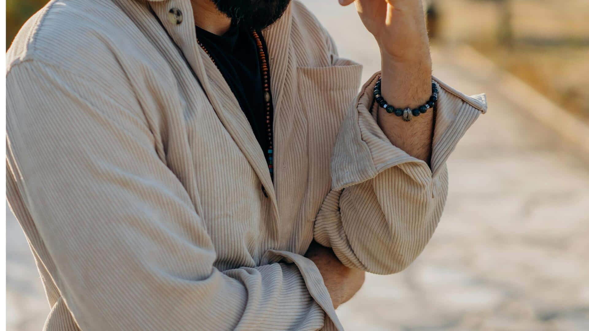 冬のオフィスにぴったりなマイクロコーデュロイシャツ5選