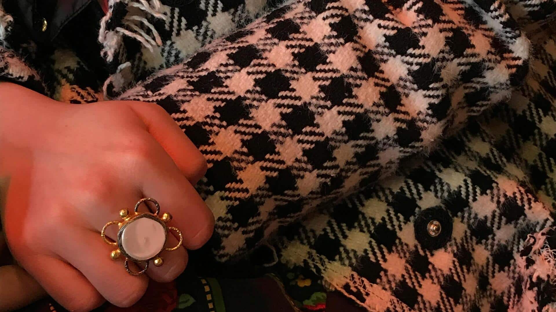 ウィンタービジネスカジュアルのハウンドトゥースパターンでスタイルを刷新