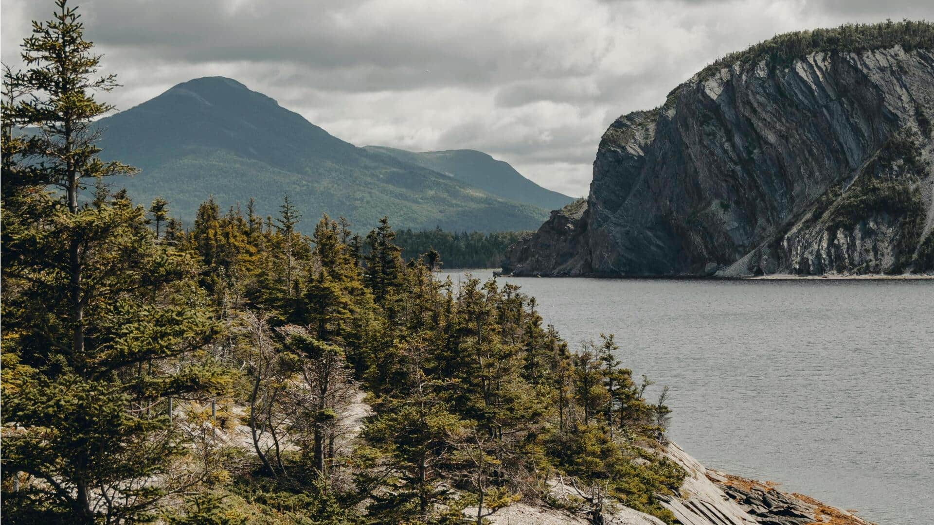 カナダのグロスモーン山脈：自然愛好家のための五つの絶景スポット