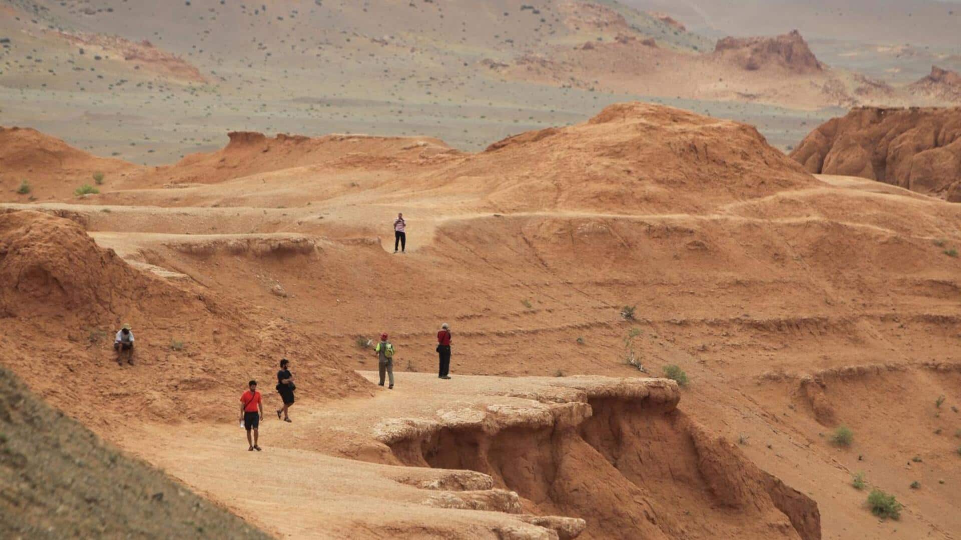 モンゴルのゴビ砂漠の魅力的な山々を歩く