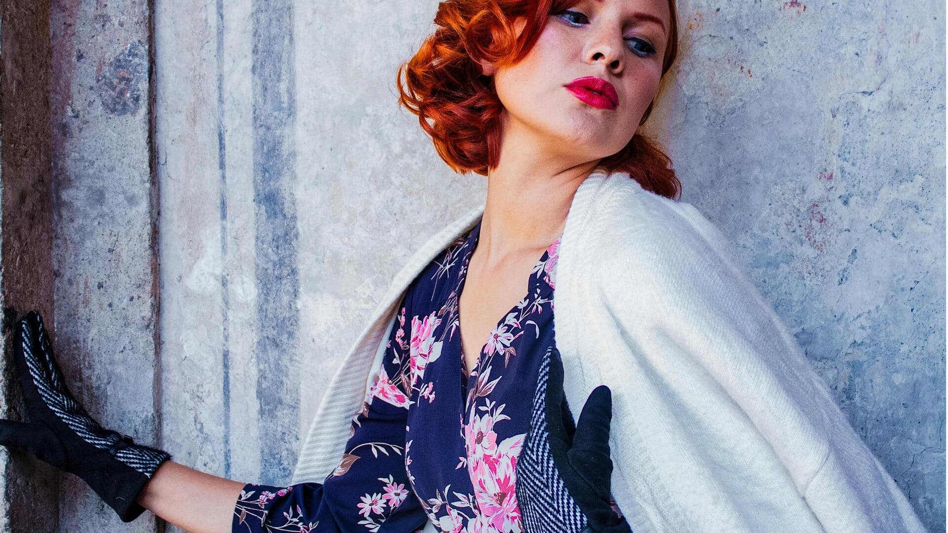 冬のオフィスカジュアルにぴったりな5つの構築的なケープジャケット