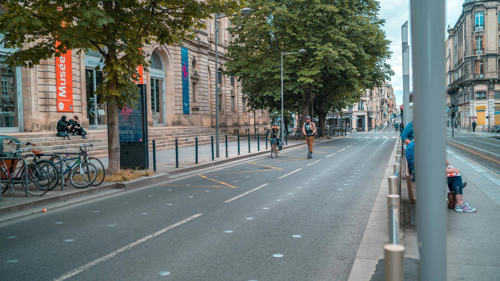 ボルドーの美しいブドウ畑を巡るサイクリングツアー ボルドーの美しいブドウ畑を巡るサイクリングツアー