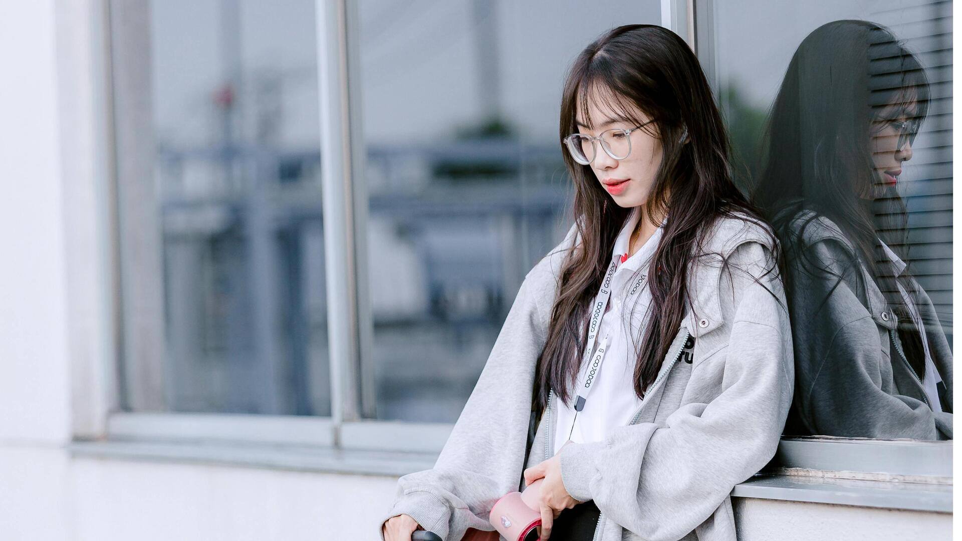 冬のビジネスカジュアルをモダンに彩る色合い