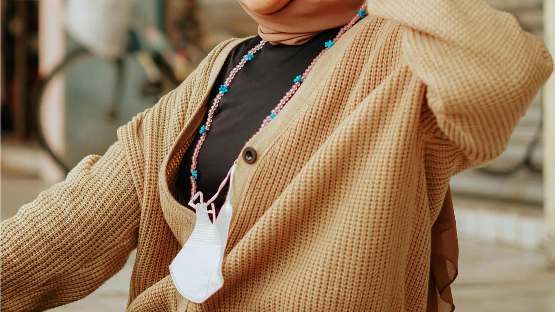 冬のリラックスカラー：暖かいブラウンとクリーム