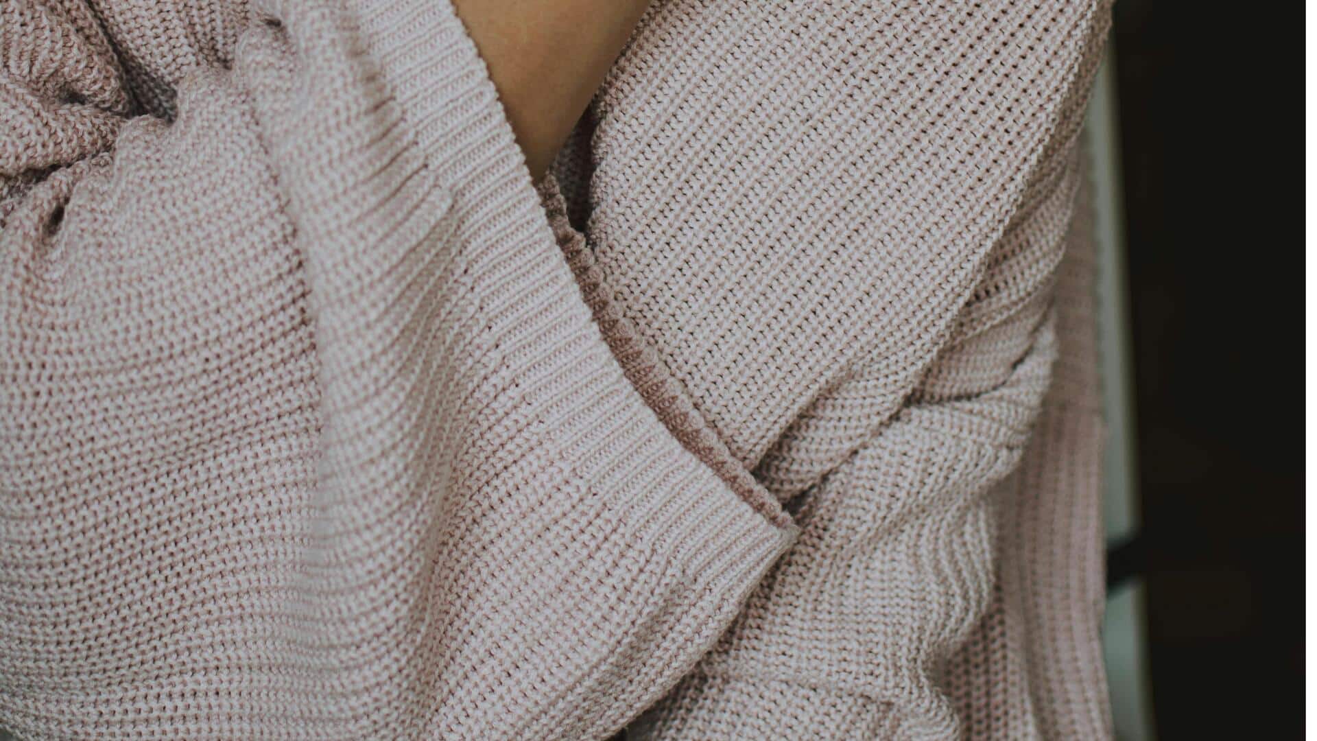 冬のスリップドレスにワイドスリーブセーターを合わせる