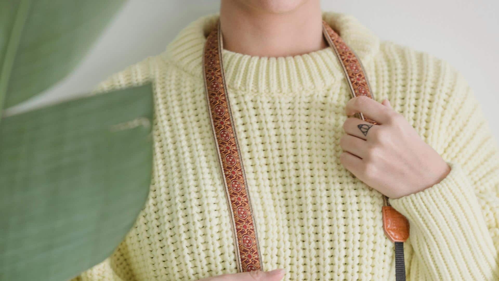 日本の冬ファッションを再定義する落ち着いた宝石色