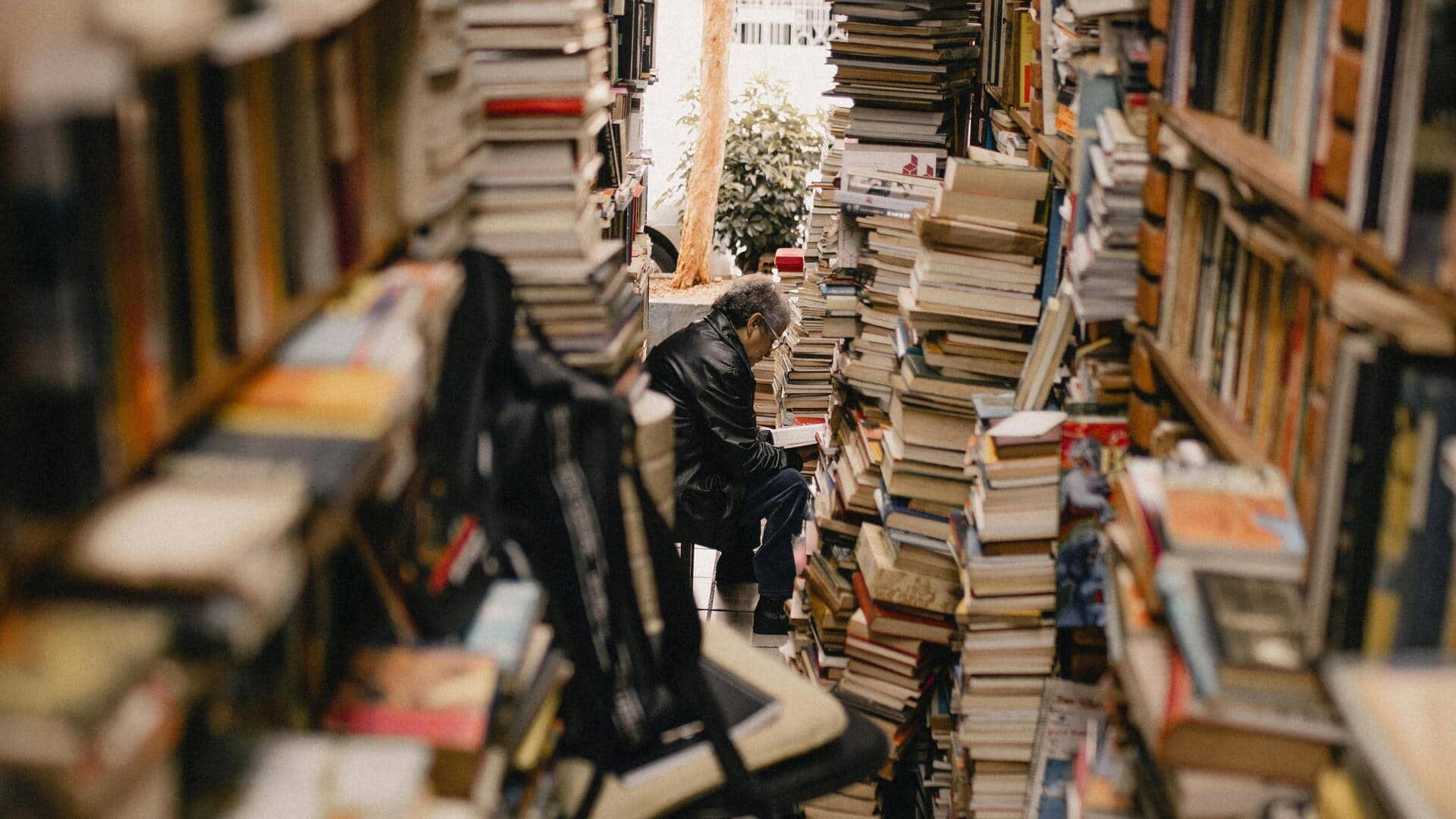 アムステルダムの運河沿いの本屋を探る アムステルダムの運河沿いの本屋を探る