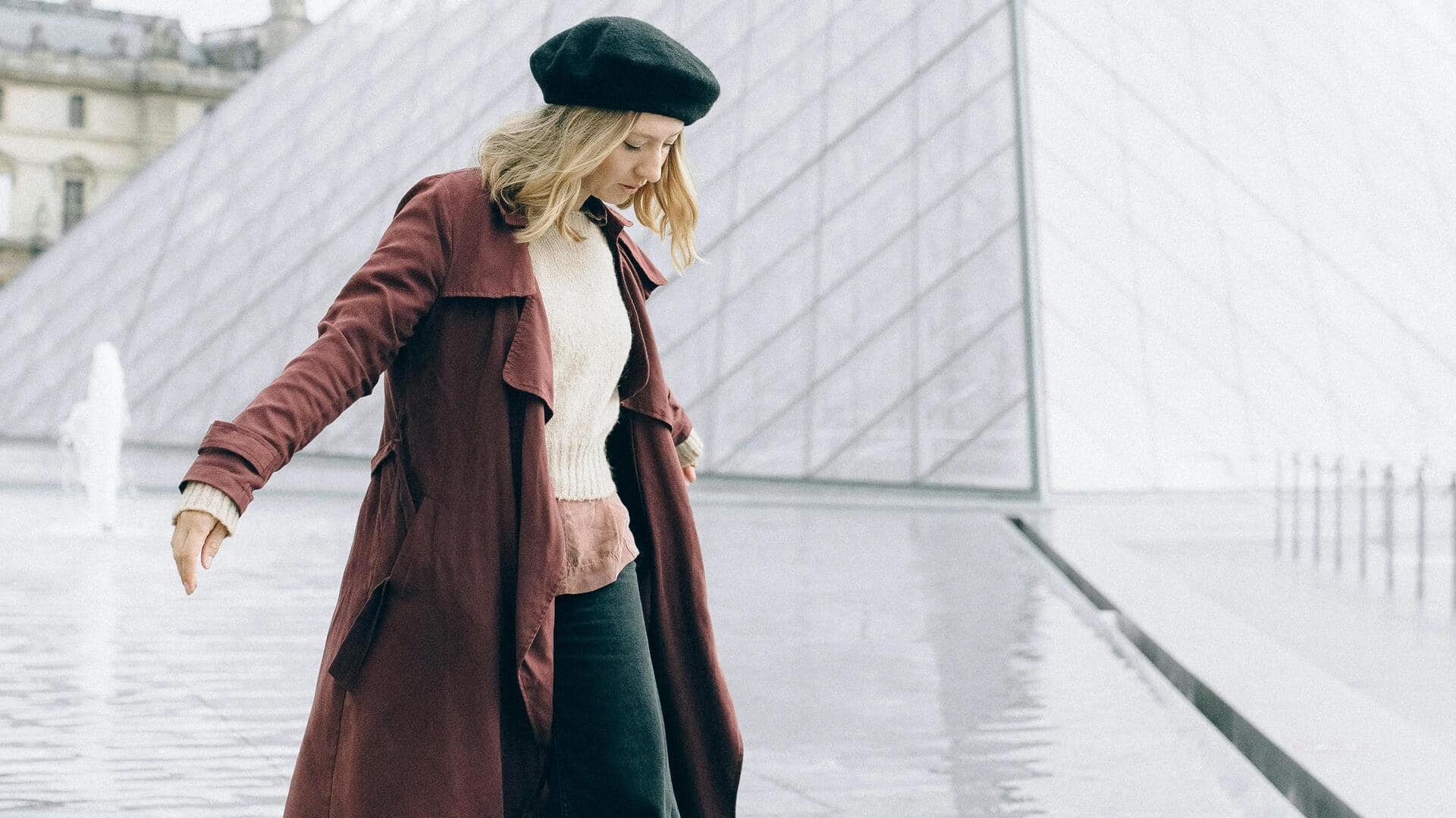 冬のファッションで大胆なマルーンとアイボリーを楽しむ