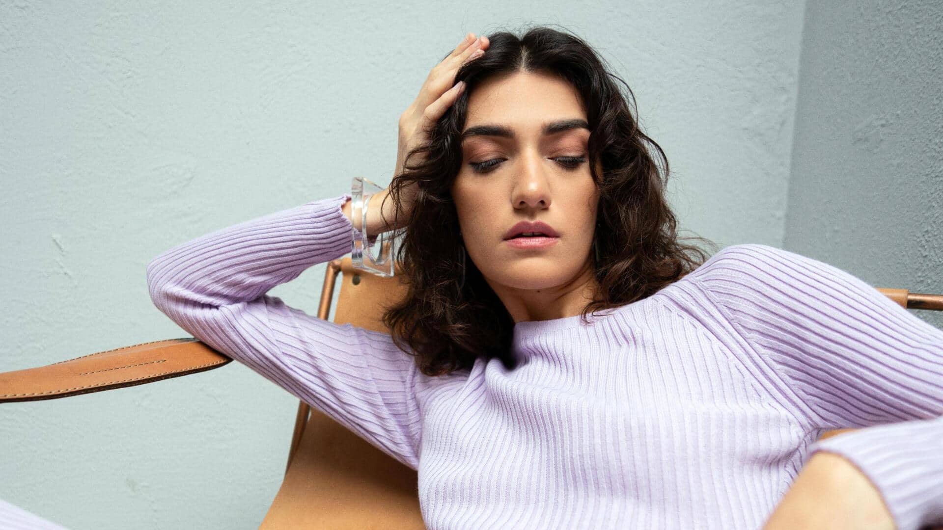 冬のオフィスにぴったりなスリムフィットニットウェア