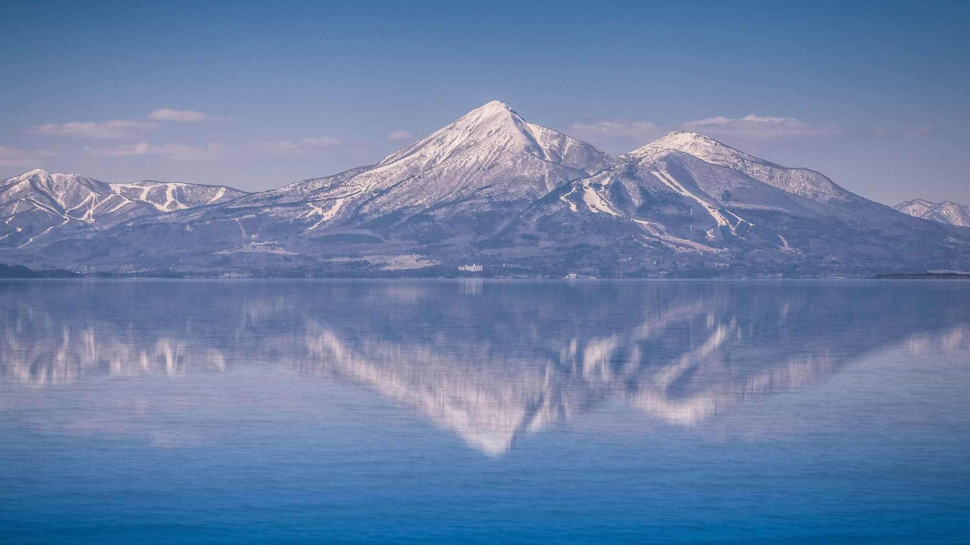 日本の磐梯山で静けさを体験する