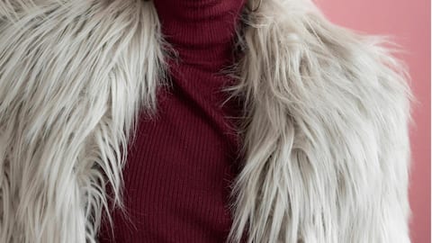 冬のスタイルを再発明するフェイクファーアクセサリー