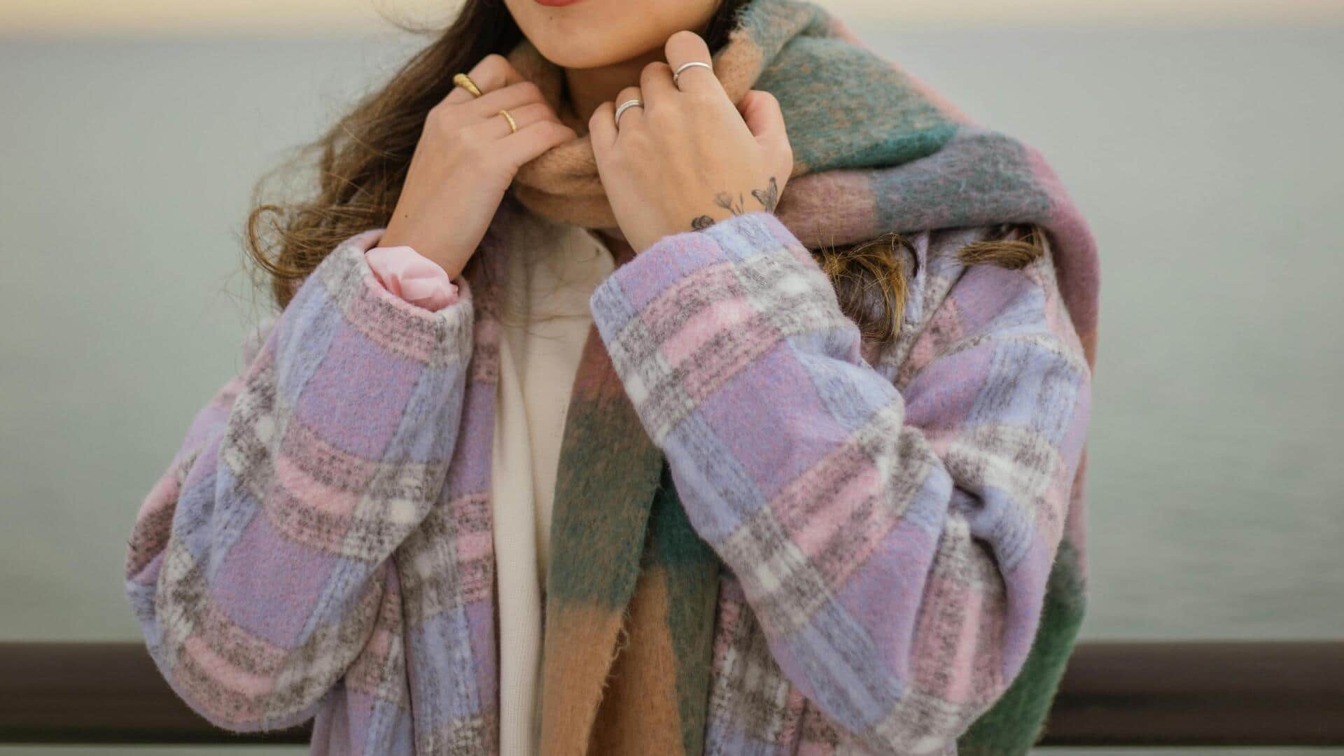 冬の街中でレイヤリングを変える5つのスリーブアクセサリー