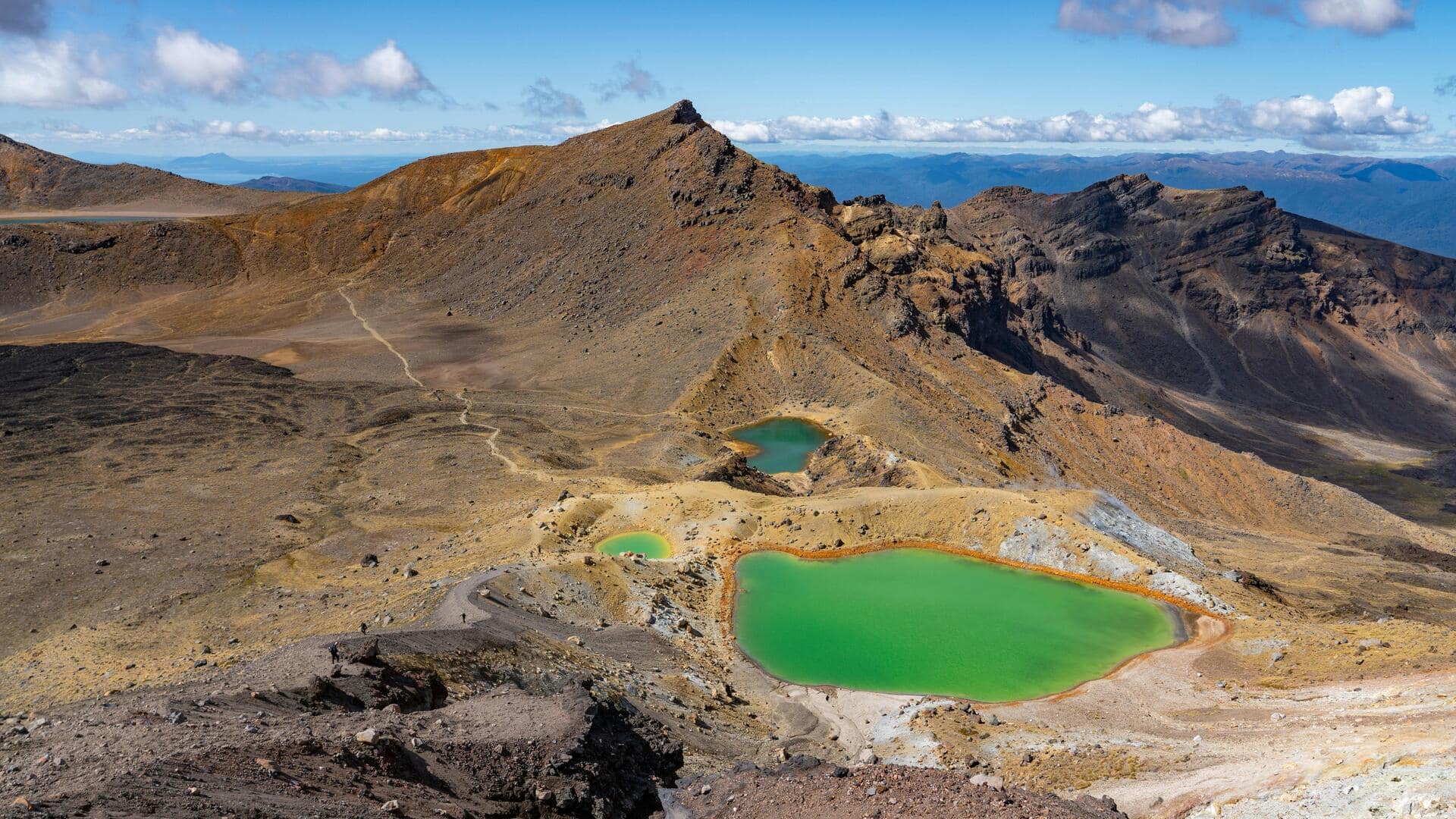 ニュージーランドのトンガリロ国立公園で山の絶景を楽しむ