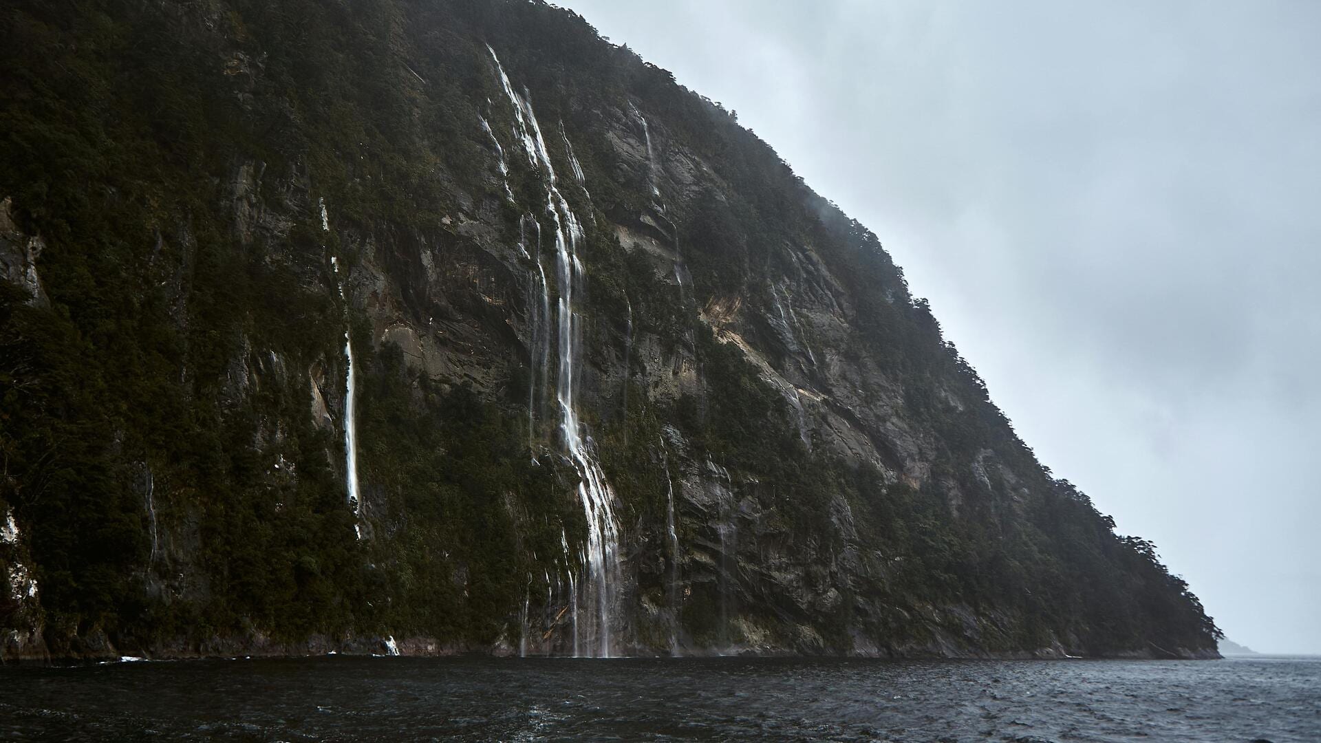 ニュージーランドのフィヨルドランドでスイス風の逃避行を楽しむ