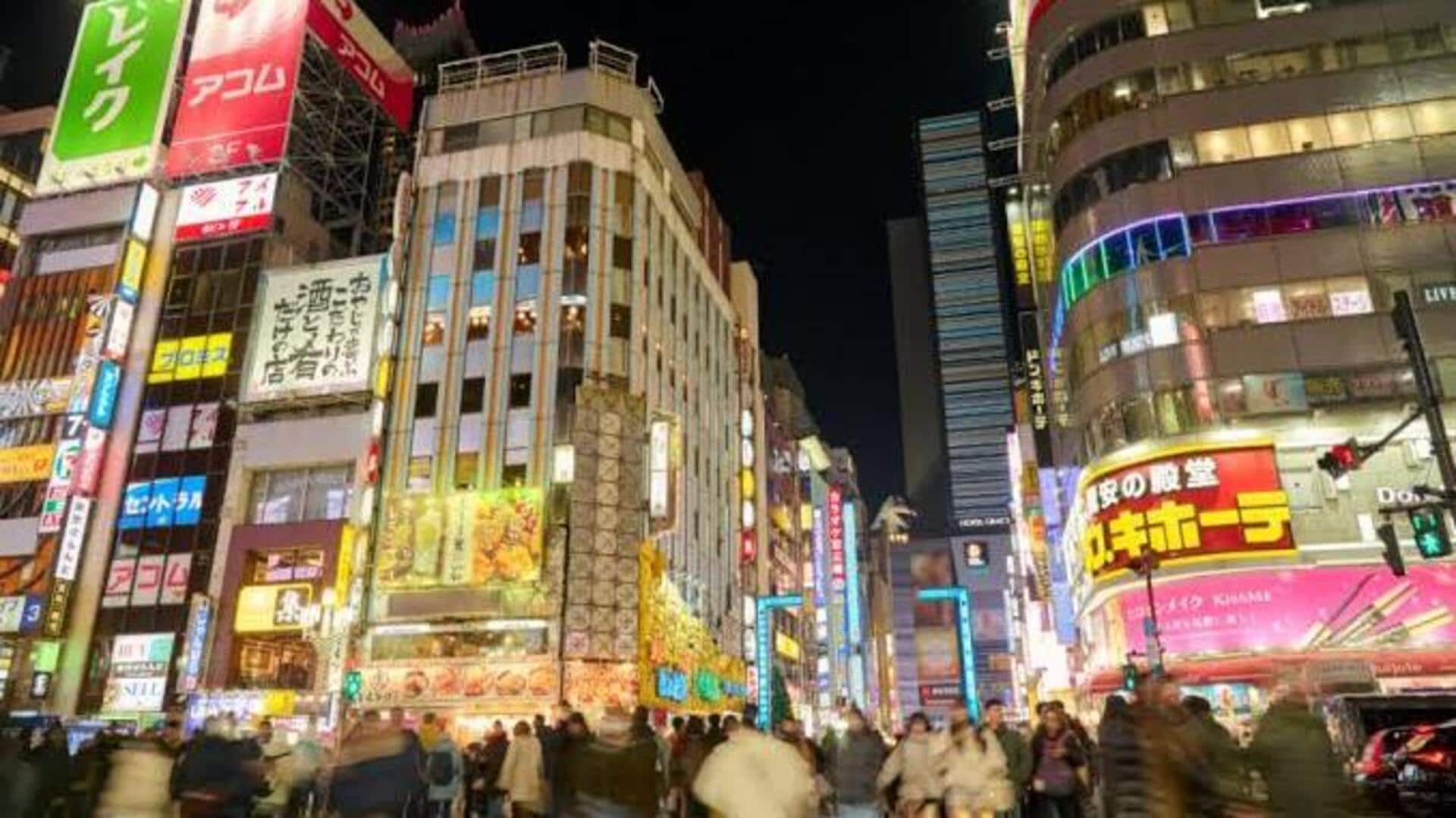 東京のネオン輝くショッピングストリートと夜市を探る