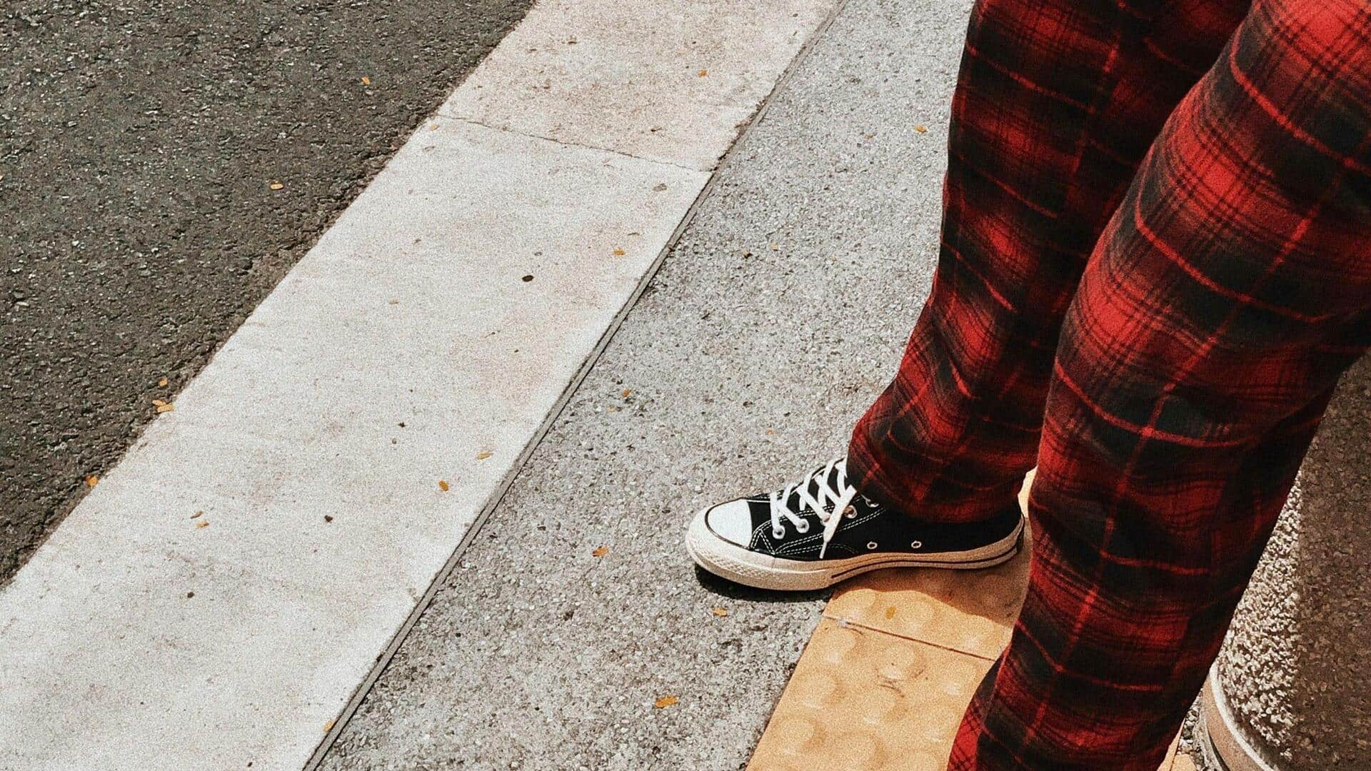 冬の街で目立つ、チェック柄パンツ5選